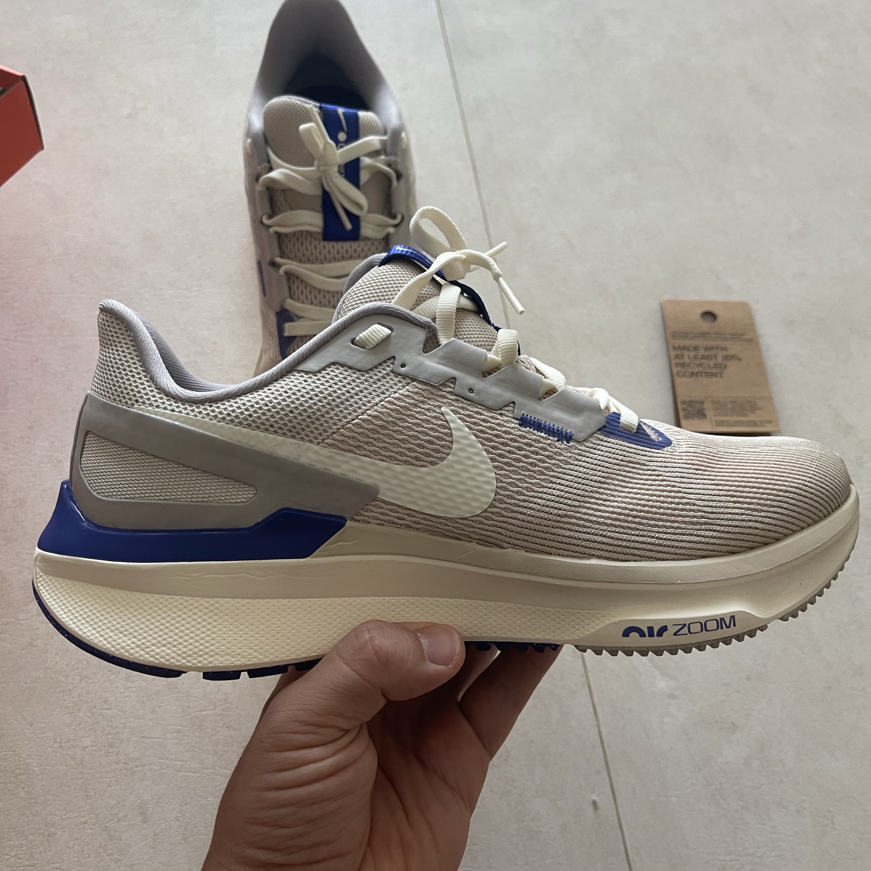 Nike Structure 25 Light Iron Ore Total Orange 착용 스타일 - 1