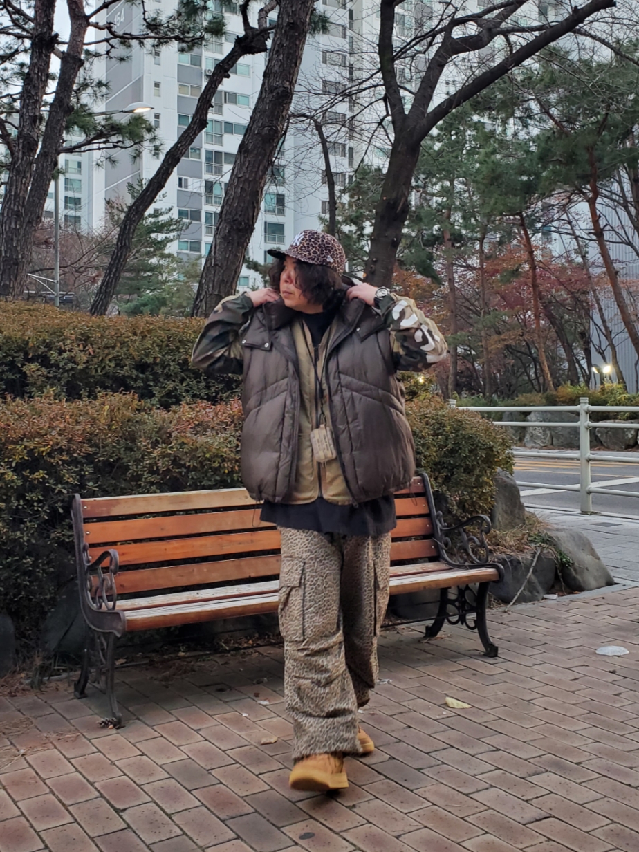 Yeezy Gap Engineered By Balenciaga Logo Long Sleeve T-Shirt Black, Nike Air Force 1 Mid '07 WB Flax 착용 스타일 - 2