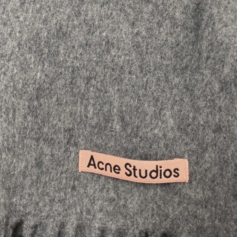 Acne Studios Narrow Wool Fringe Muffler Grey Melange 착용 스타일