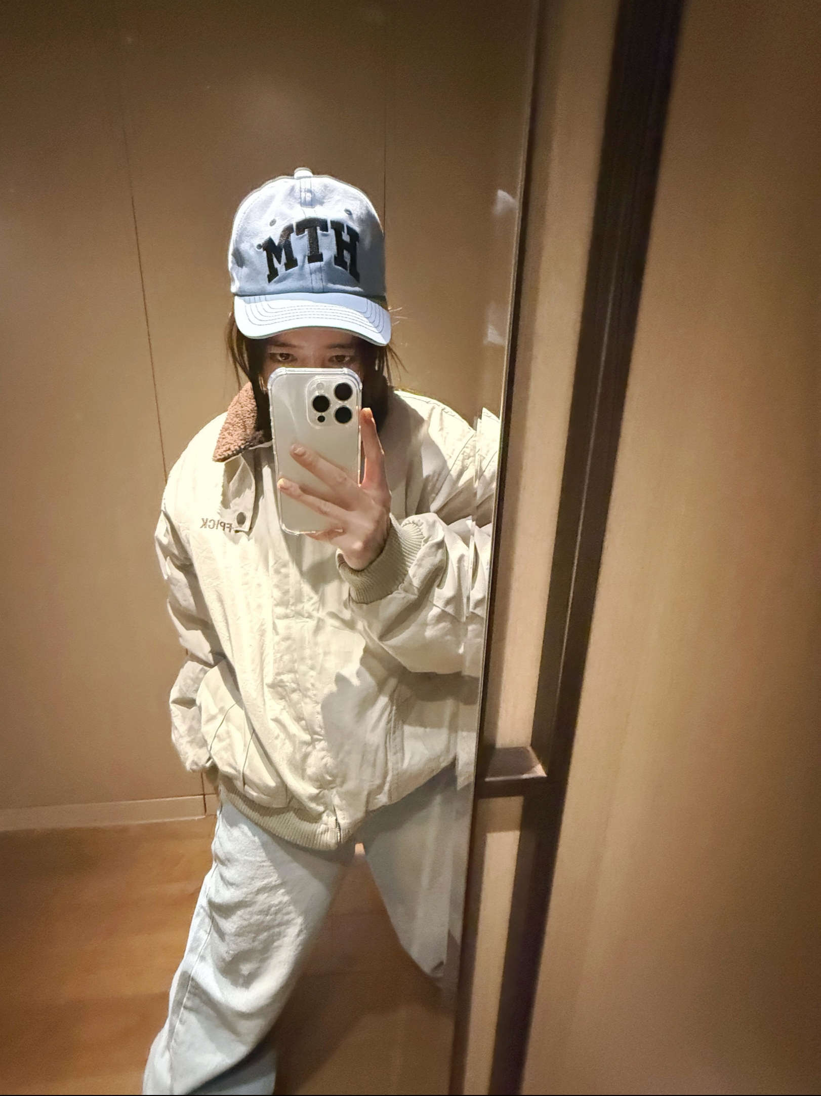 (W) New Balance x Miu Miu 574 Denim White, (W) UGG Classic Chillapeak Burnt Cedar 착용 스타일 - 6