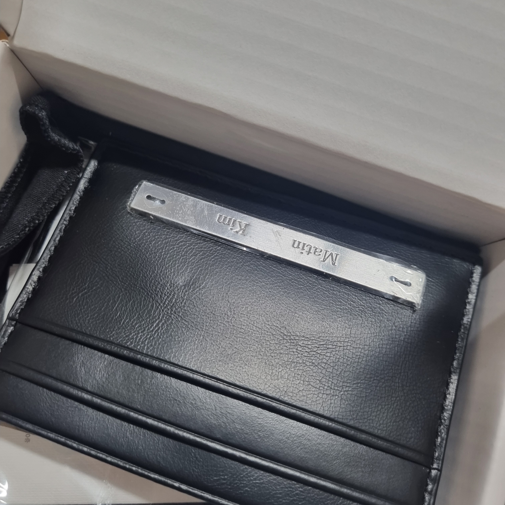 Matin Kim Vintage Card Wallet Black 착용 스타일 - 3