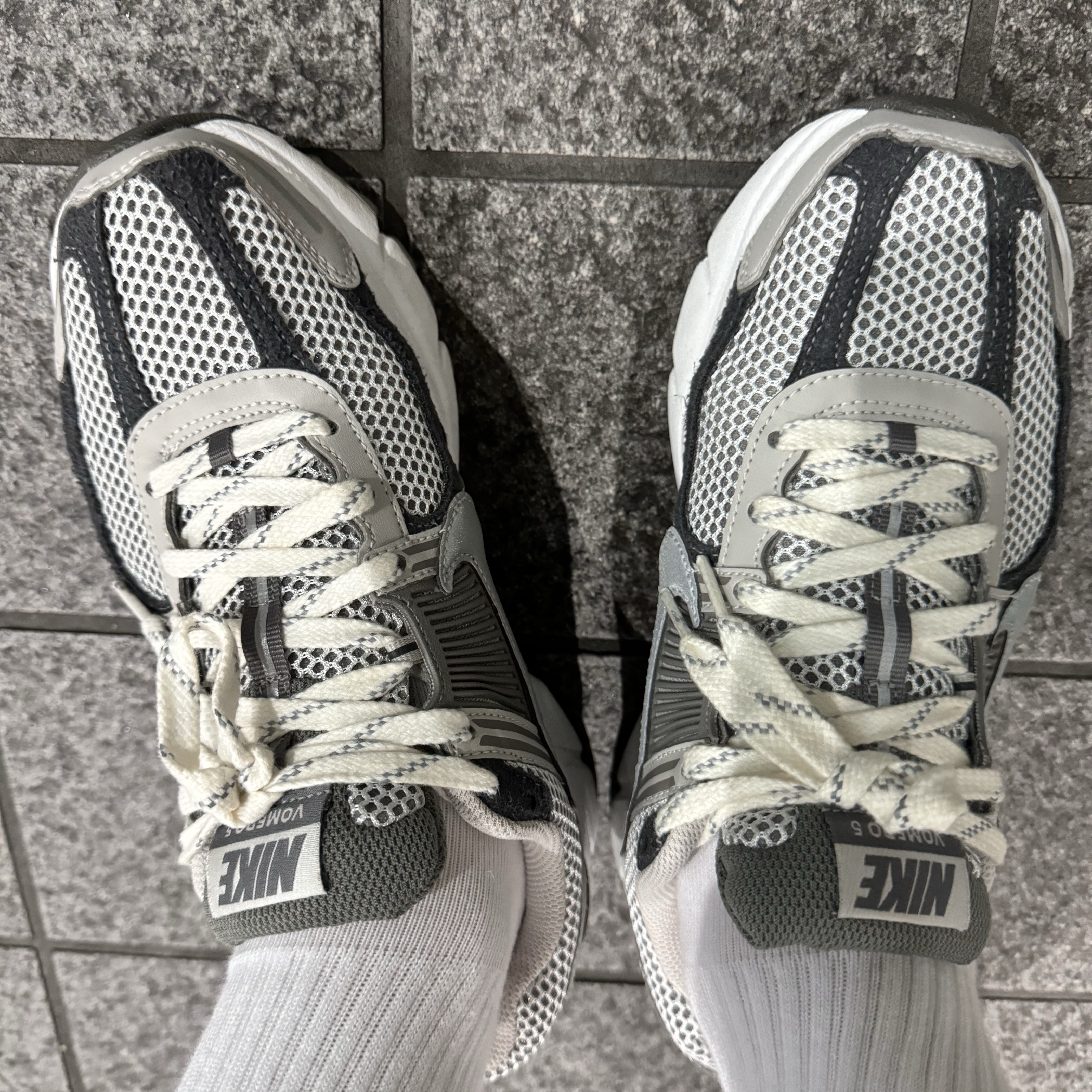 Nike Zoom Vomero 5 PRM Light Iron Ore and Flat Fewter 착용 스타일
