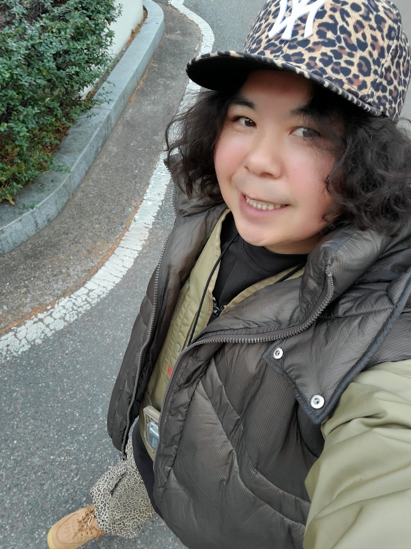 Yeezy Gap Engineered By Balenciaga Logo Long Sleeve T-Shirt Black, Nike Air Force 1 Mid '07 WB Flax 착용 스타일 - 1