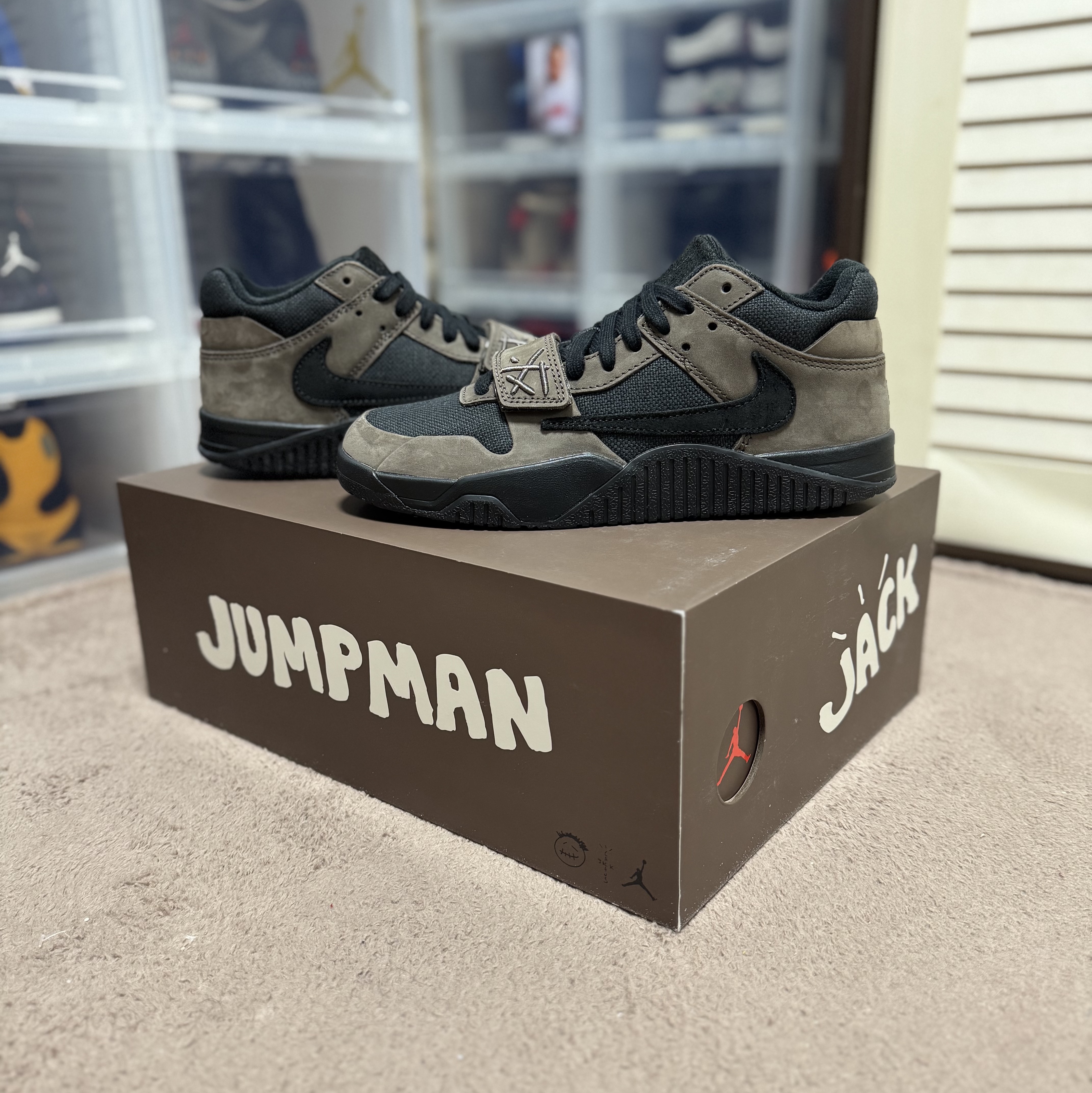 Jordan x Travis Scott Jumpman Jack TR Black and Dark Mocha 착용 스타일 - 1