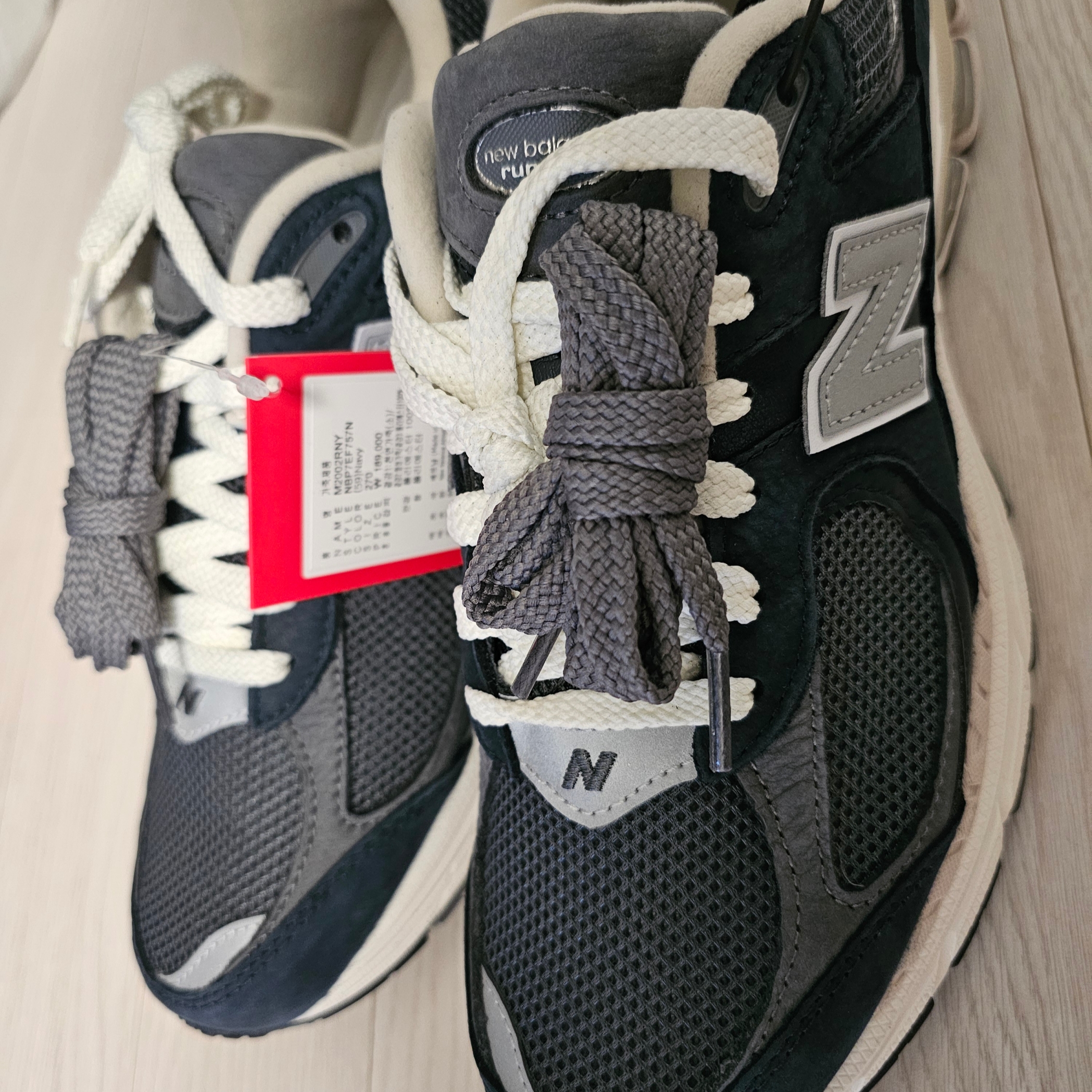 New Balance 2002R Premium Vintage Navy Grey 착용 스타일 - 2