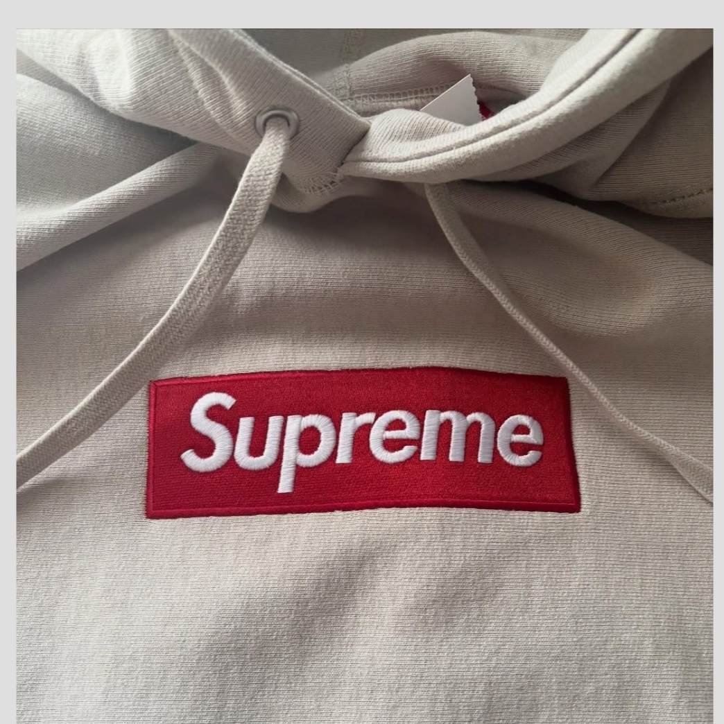 Supreme Box Logo Hooded Sweatshirt Stone - 24FW 착용 스타일 - 4