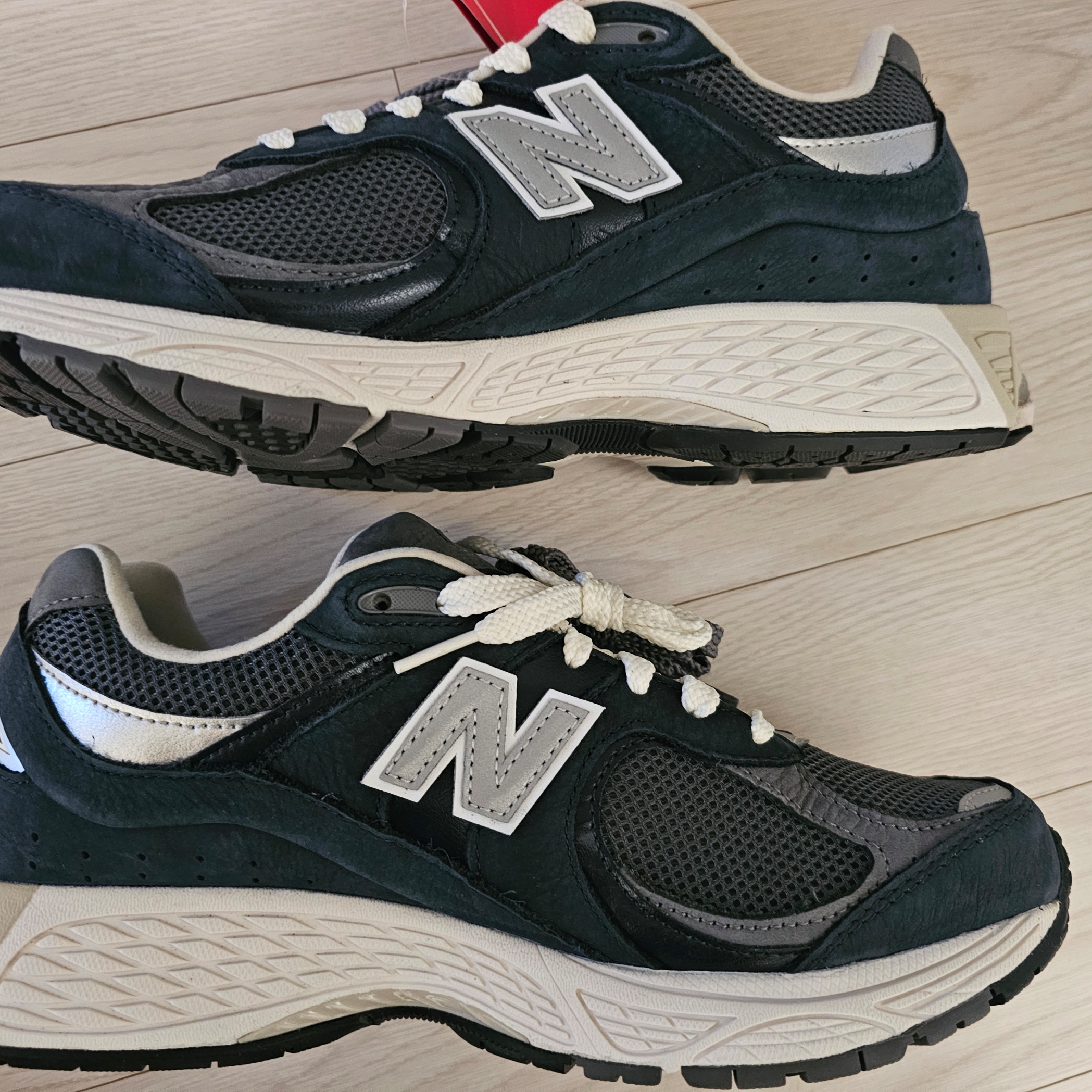 New Balance 2002R Premium Vintage Navy Grey 착용 스타일 - 3
