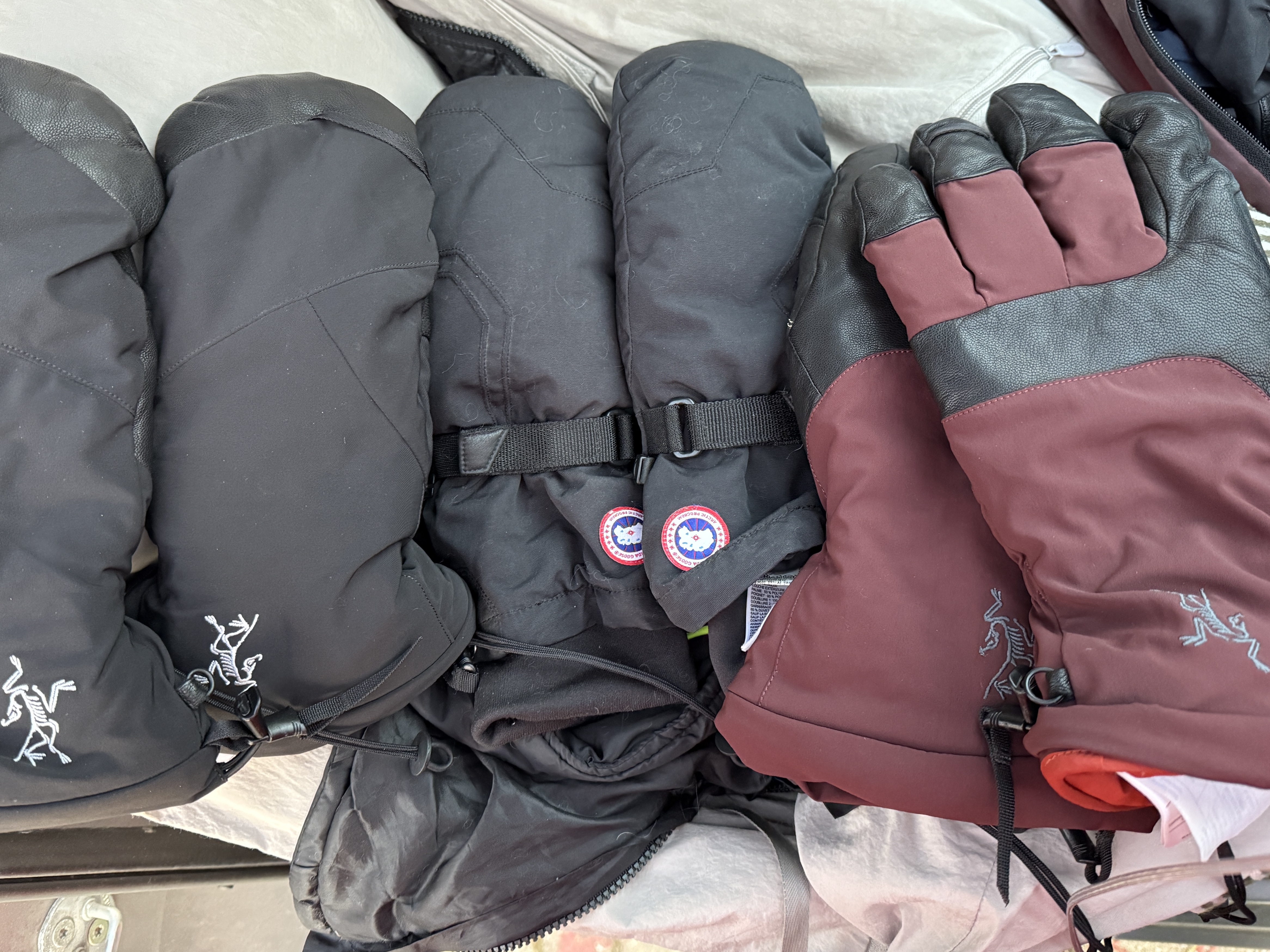 Arc'teryx Fission SV Glove Bitters, Arc'teryx Fission SV Mitten Black Infrared 착용 스타일