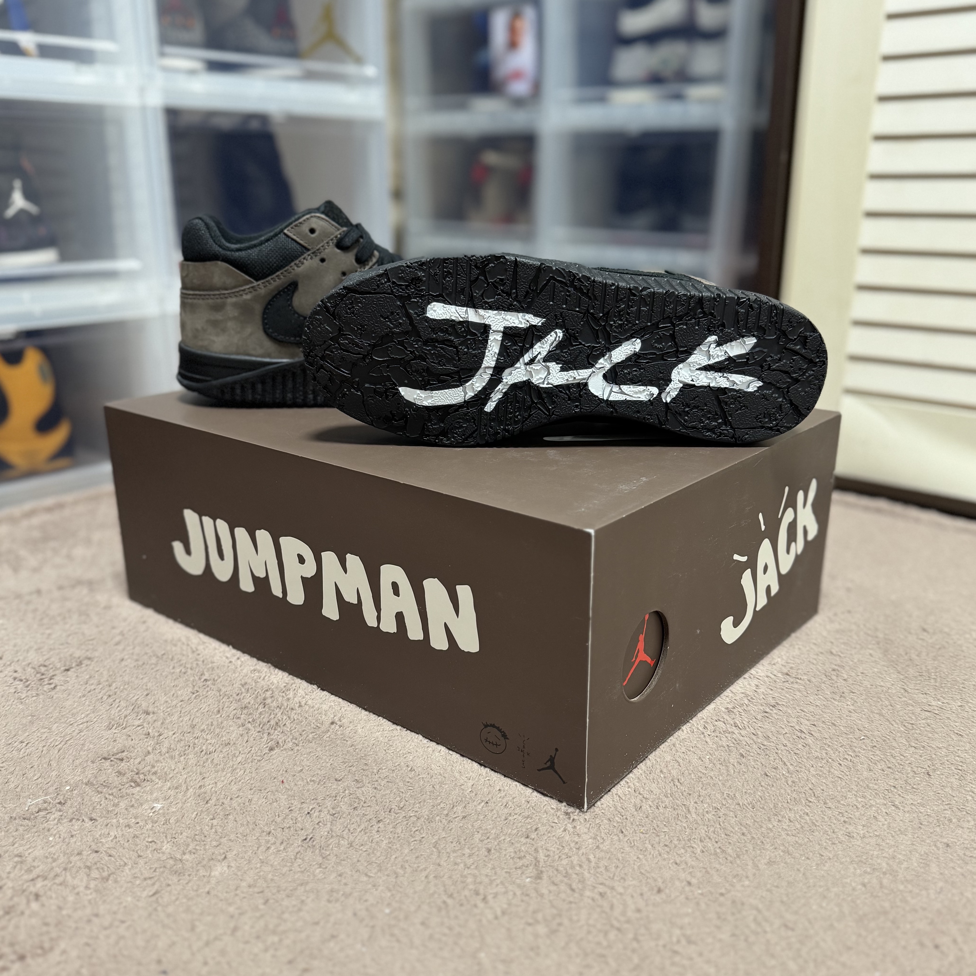 Jordan x Travis Scott Jumpman Jack TR Black and Dark Mocha 착용 스타일 - 2