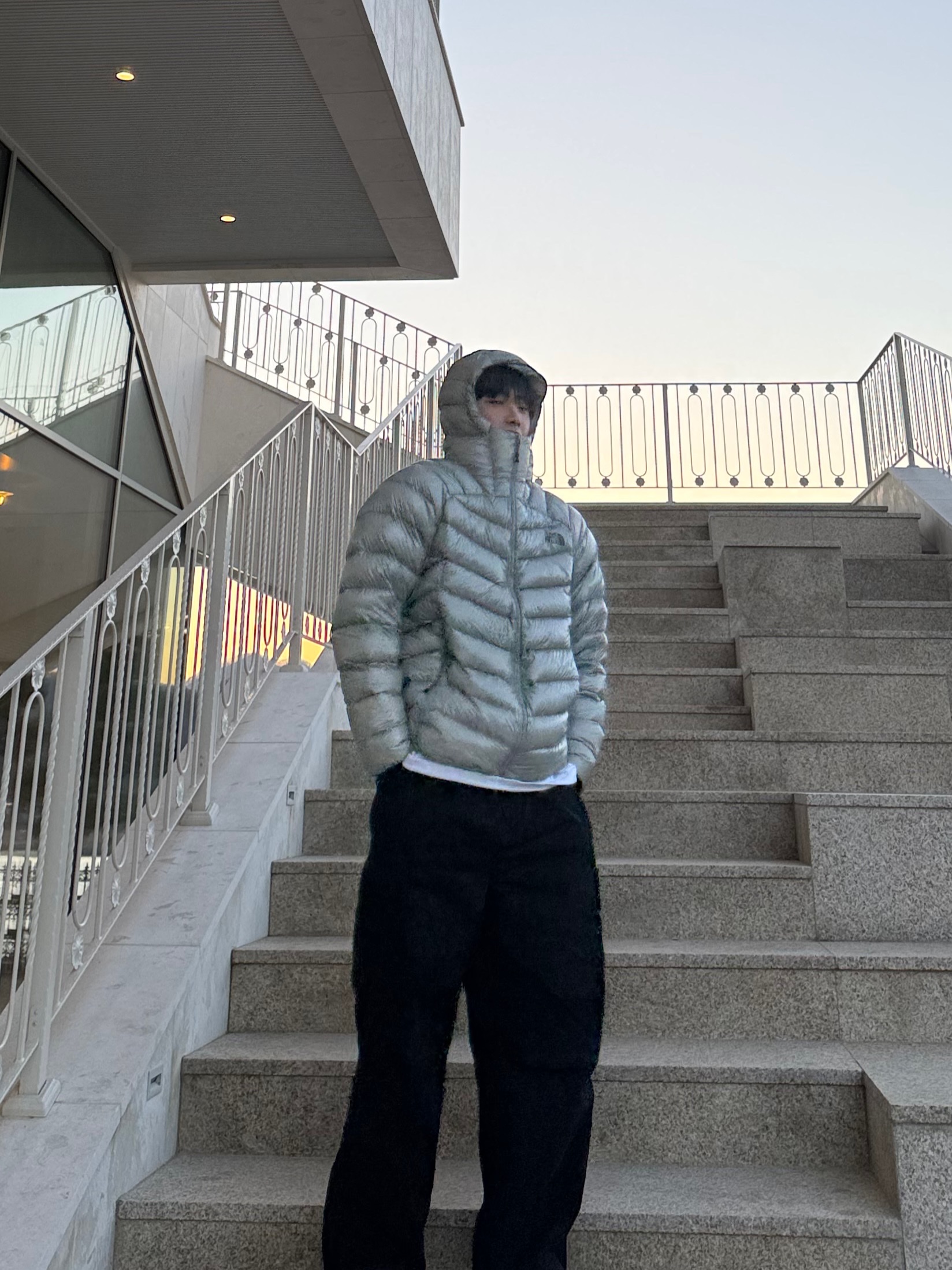 The North Face Summit Mattehorn RDS Down Jacket Light Gray 착용 스타일 - 1