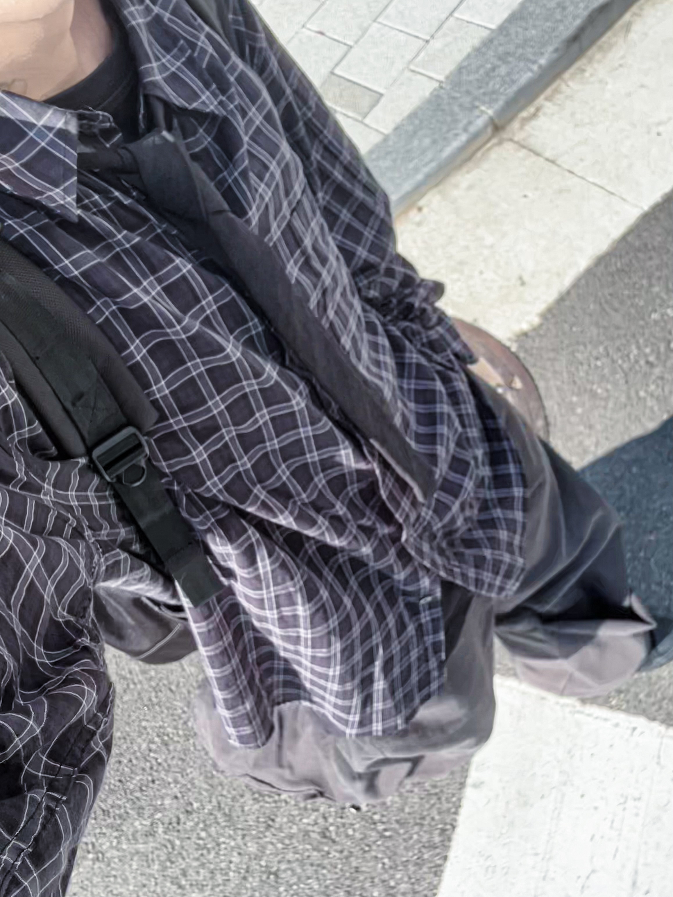 Hatchingroom Armor Jeans Charcoal 착용 스타일