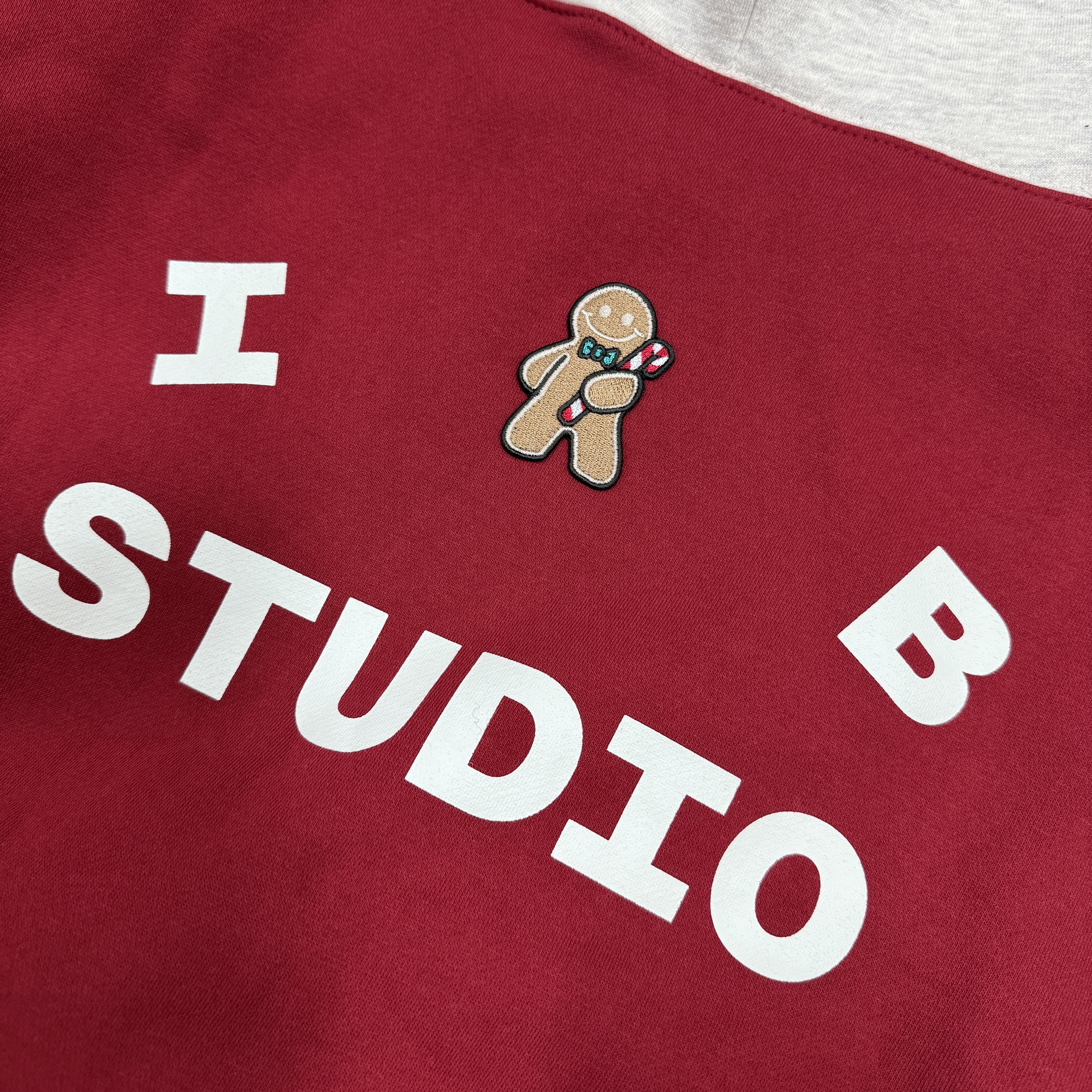 IAB Studio 24 Christmas Hoodie Burgundy Oatmeal 착용 스타일 - 1