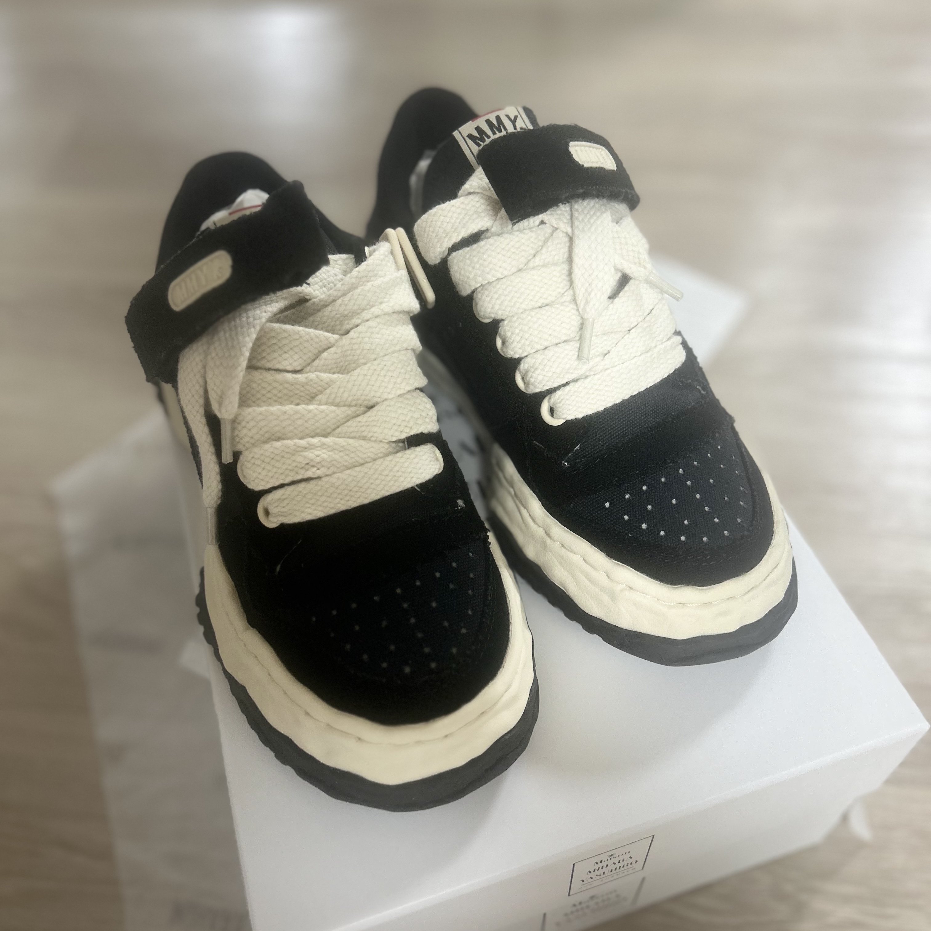 Maison Mihara Yasuhiro Keith OG Sole Canvas Low-top Sneakers Black 착용 스타일 - 1