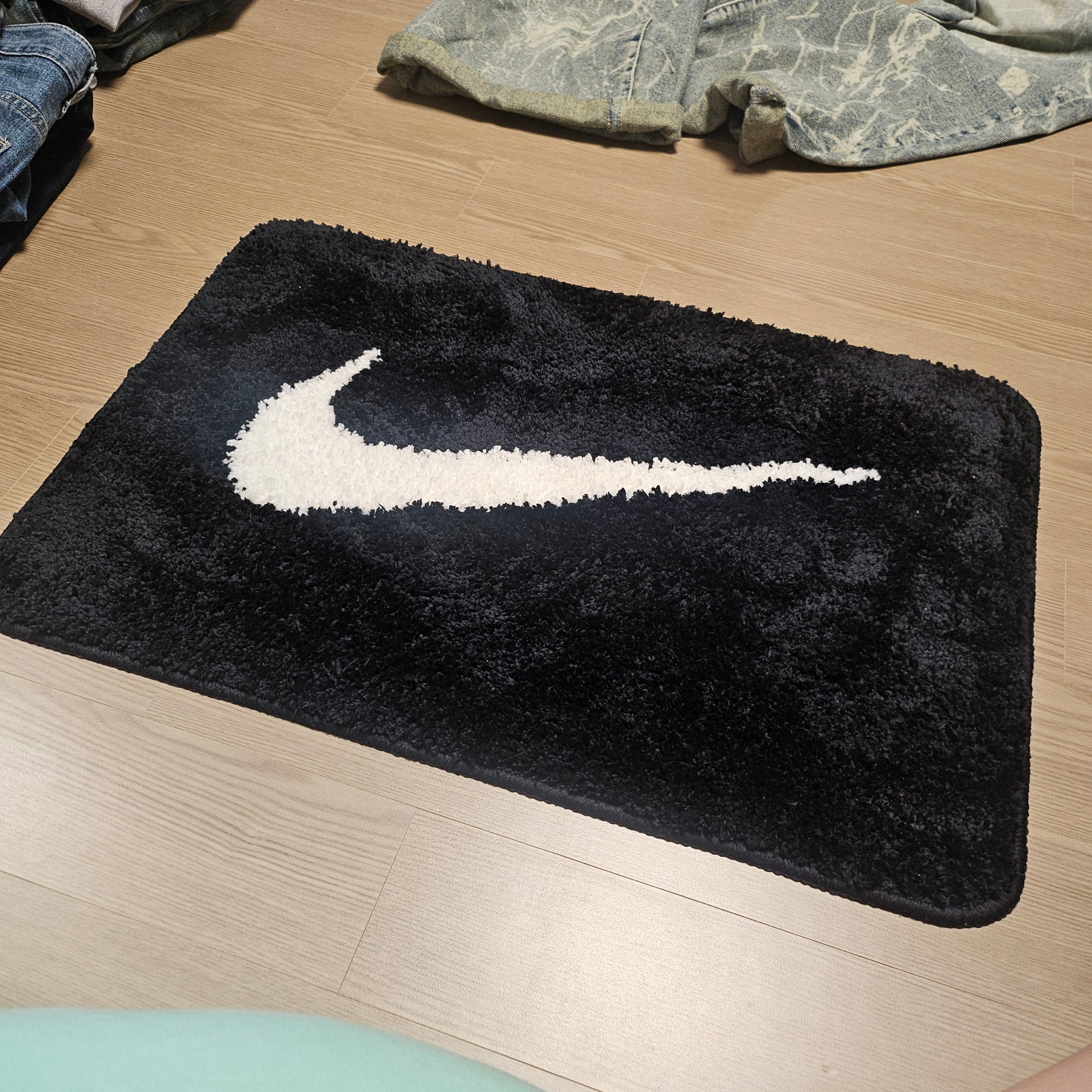 Nike Swoosh Rug Black White 착용 스타일 - 1