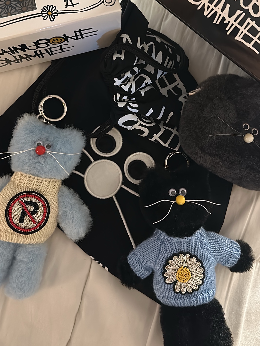 Monamhee x Peaceminusone Daihee Plush Keyring, Monamhee x Peaceminusone Syhee Plush Keyring 착용 스타일 - 2