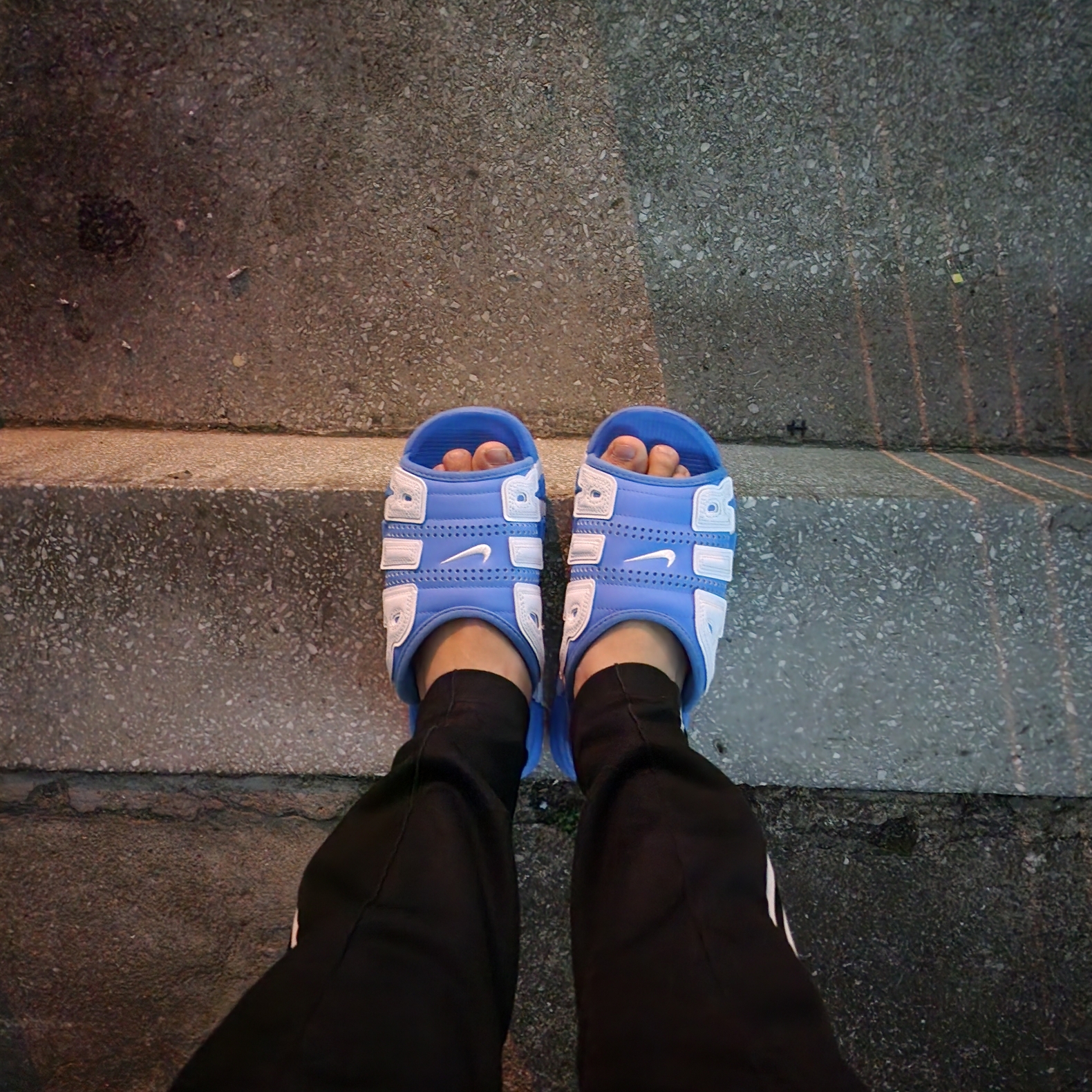 Nike Air More Uptempo Slide University Blue 착용 스타일