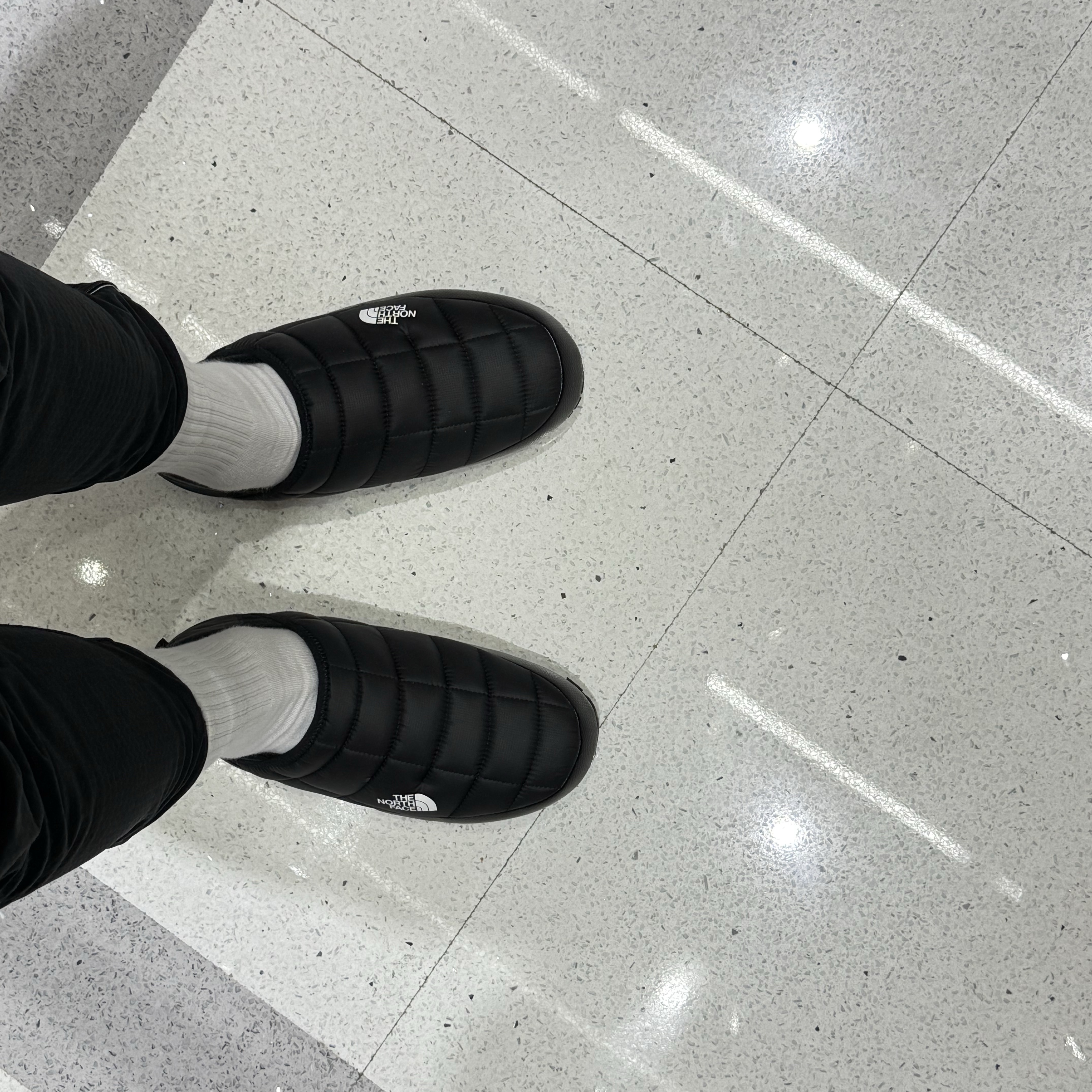 The North Face Thermoball Traction Mule V Black 착용 스타일