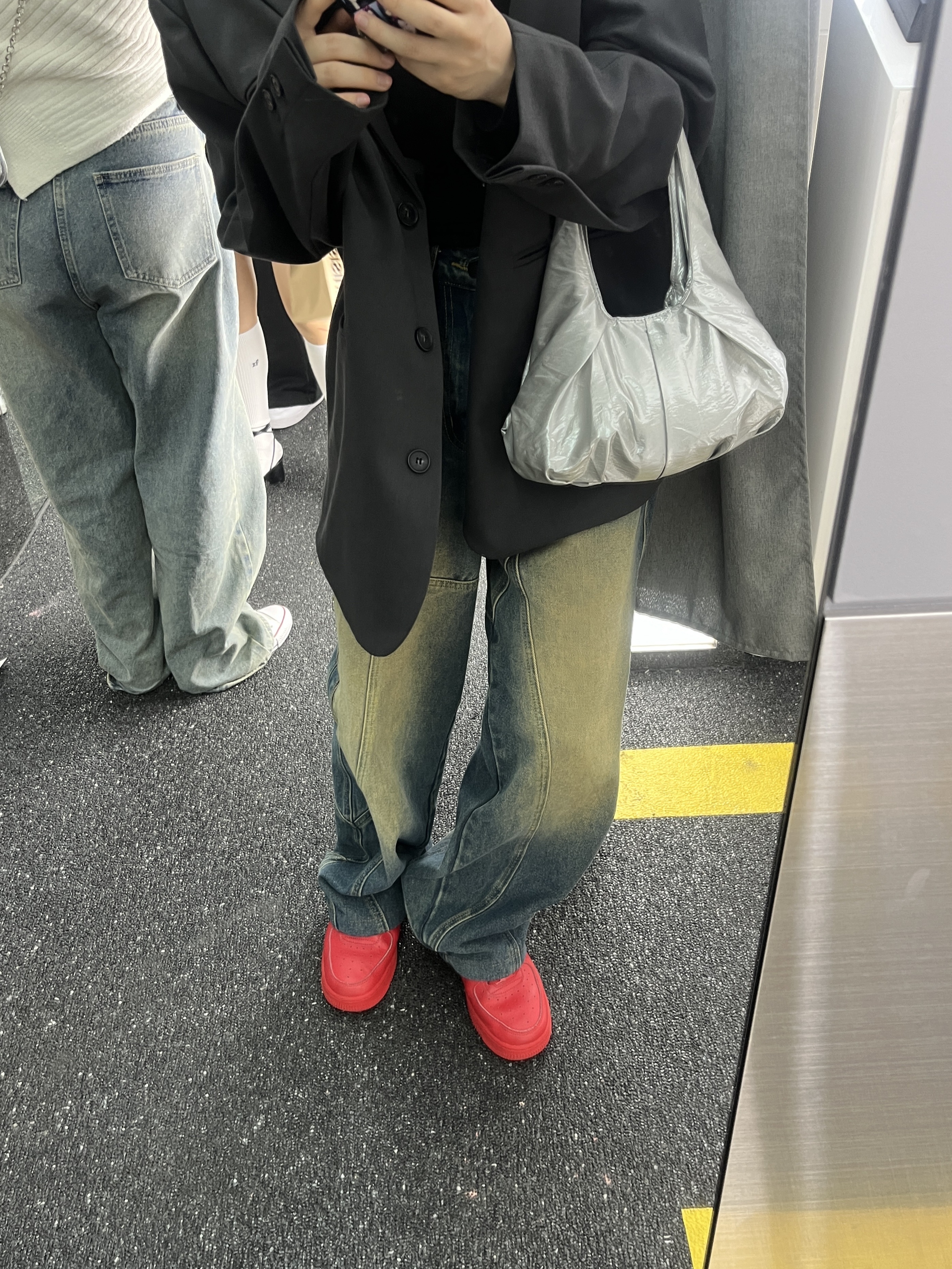 Nike Air Force 1 '07 LV8 Low 1 Triple Red 착용 스타일 - 4