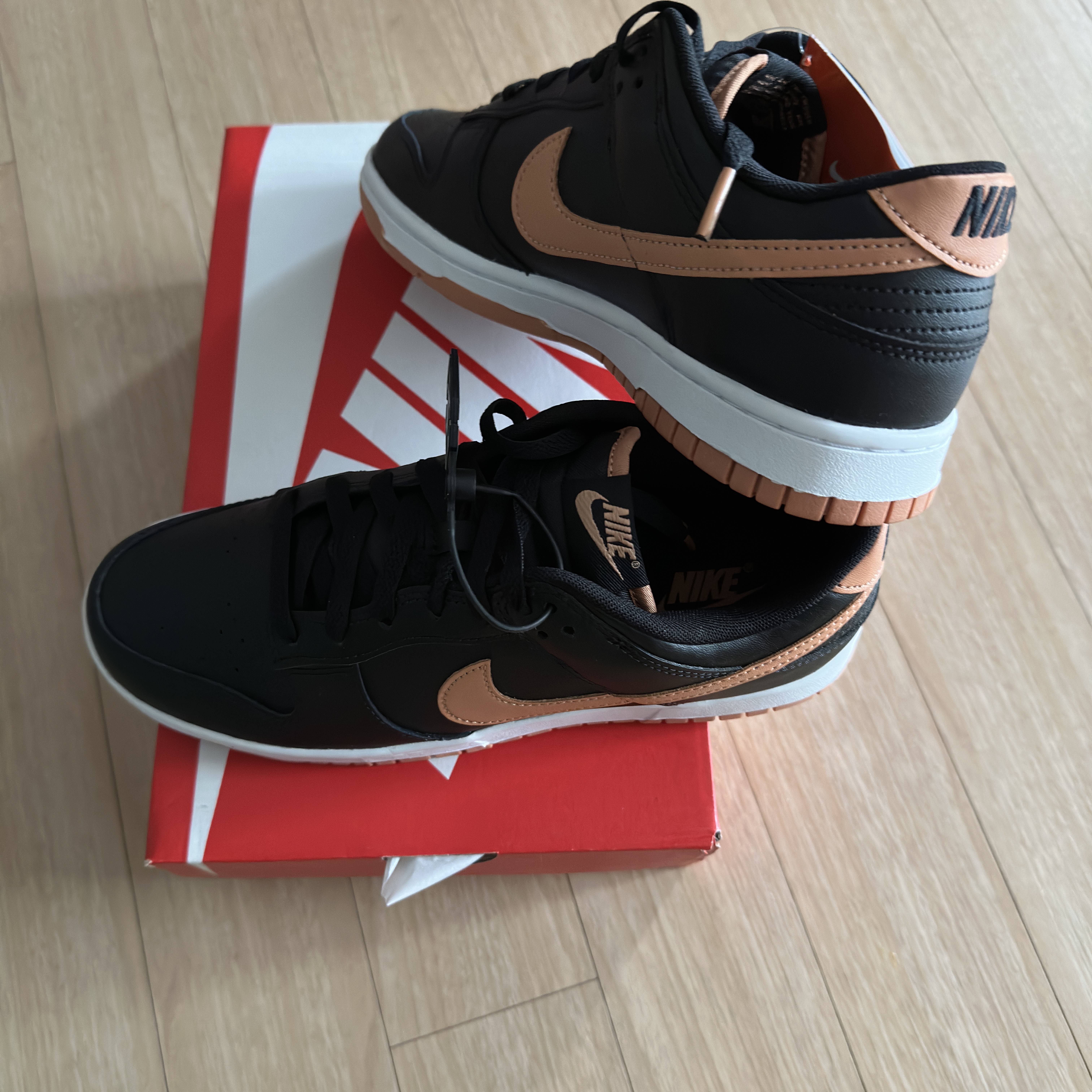 Nike Dunk Low Retro Black Amber Brown 착용 스타일 - 4