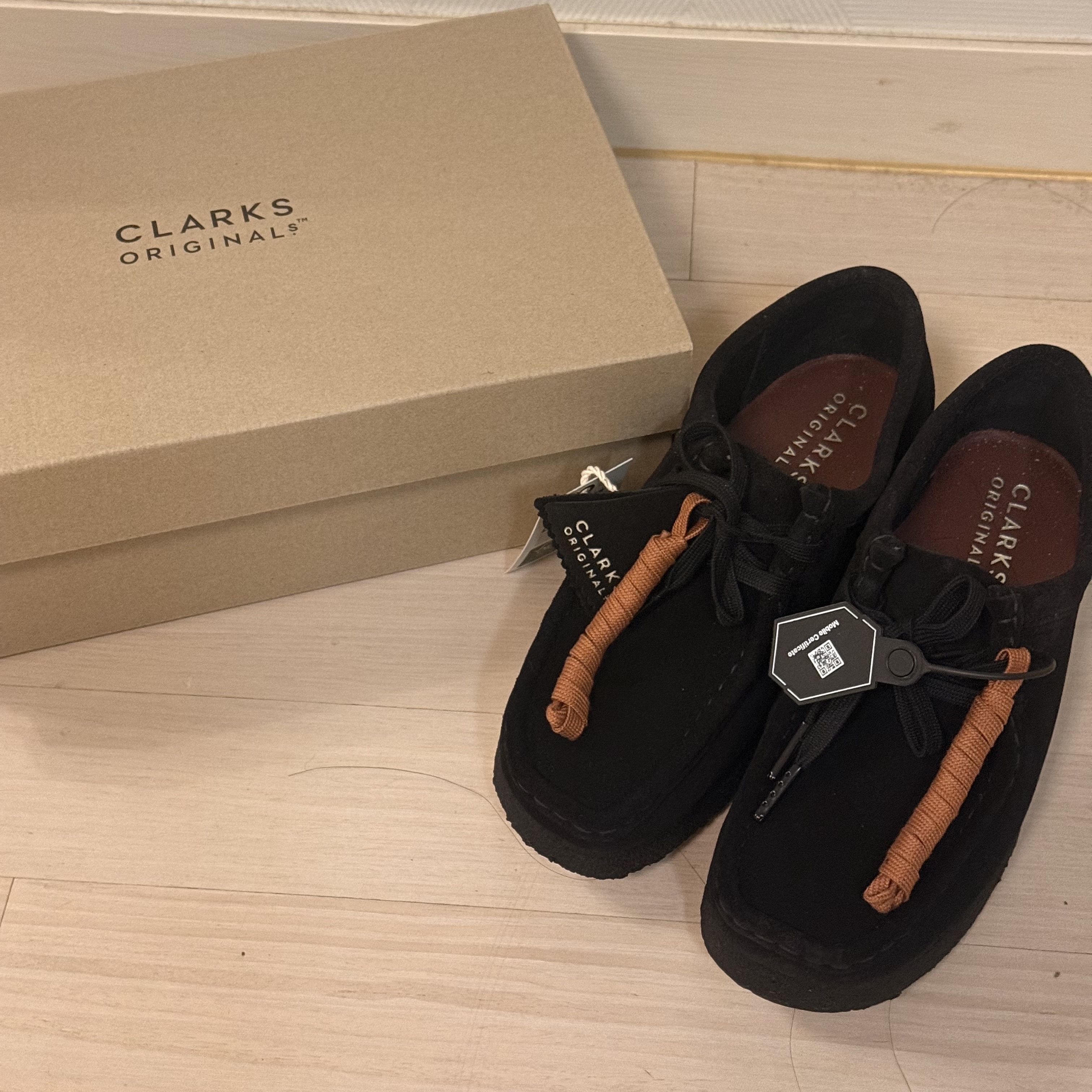 (W) Clarks Wallabee Black Suede 착용 스타일 - 2
