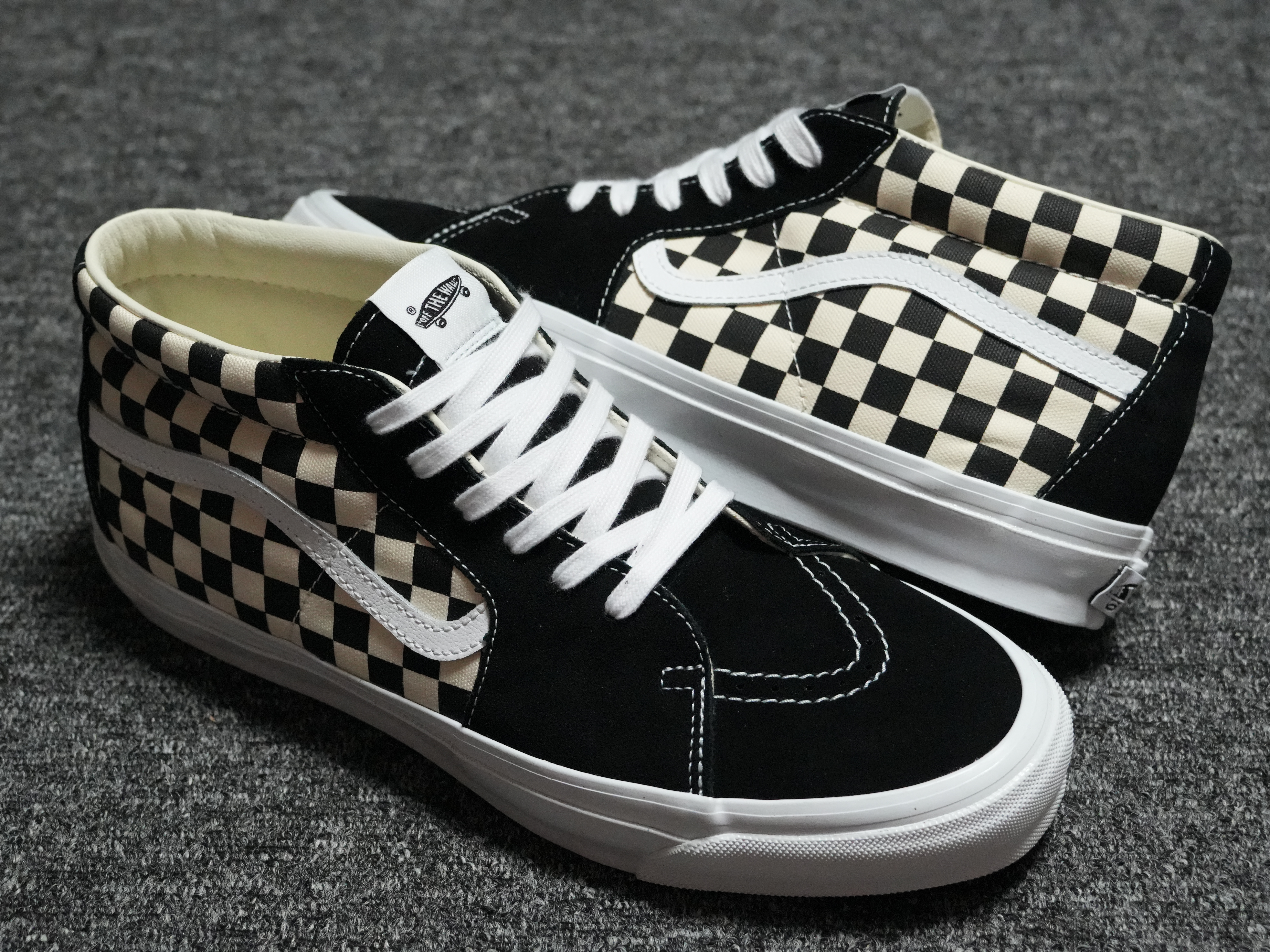 Vans Premium Checkerboard Sk8-Mid Reissue 83 LX Black 착용 스타일