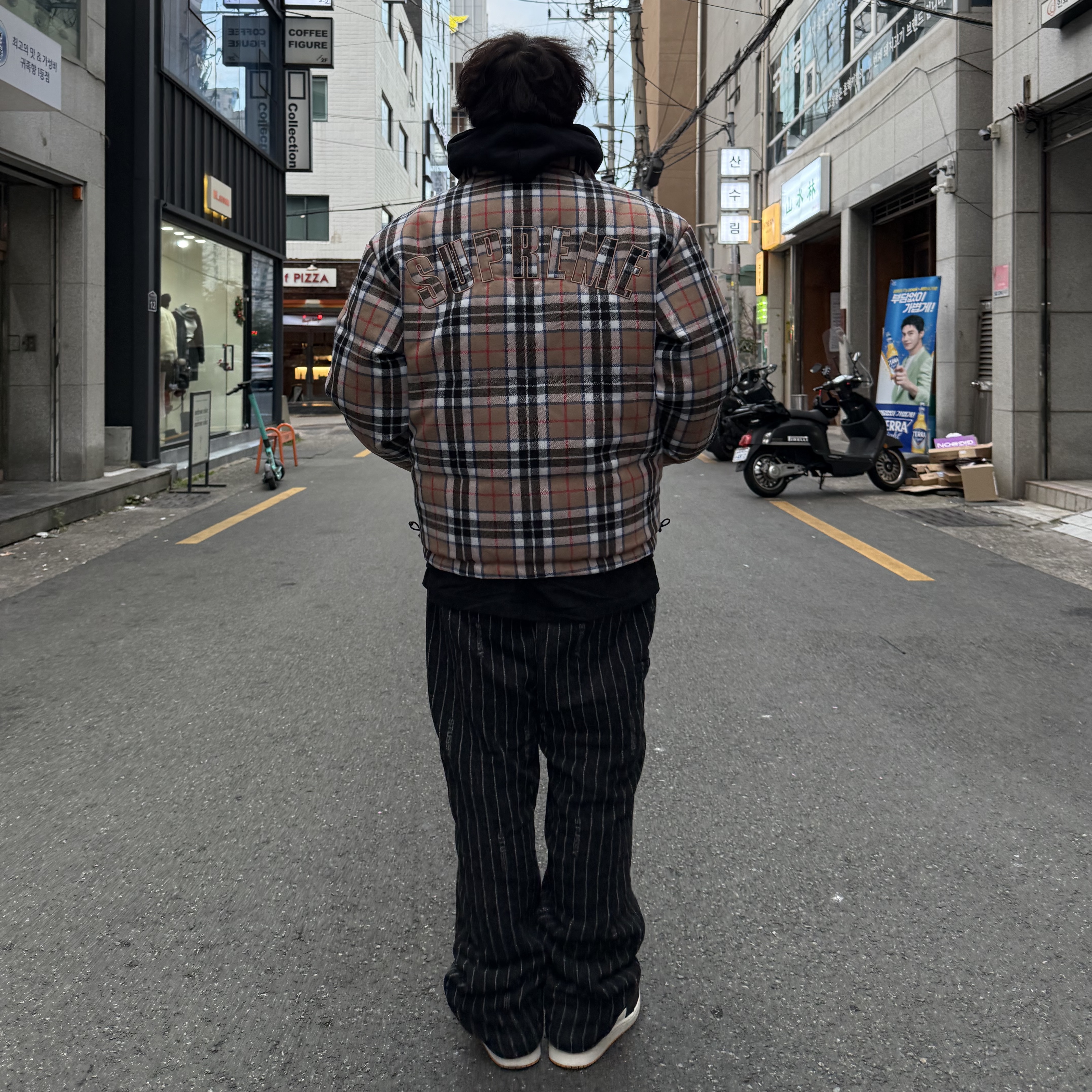 Supreme Reversible Puffer Jacket Black - 24FW 착용 스타일 - 1
