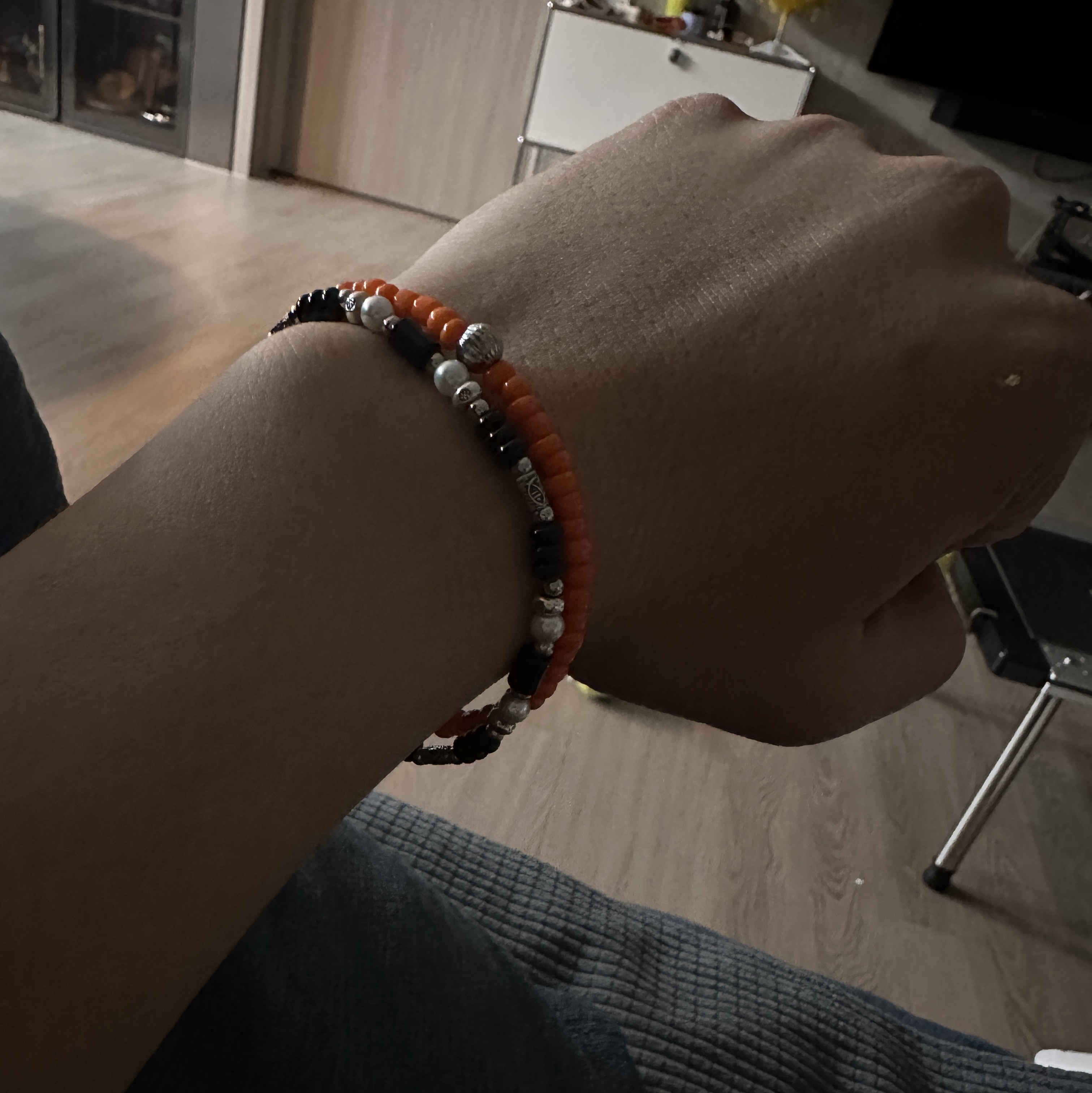 [KREAM 단독] Scudo Shell Black Pearl Beads Bracelet 착용 스타일