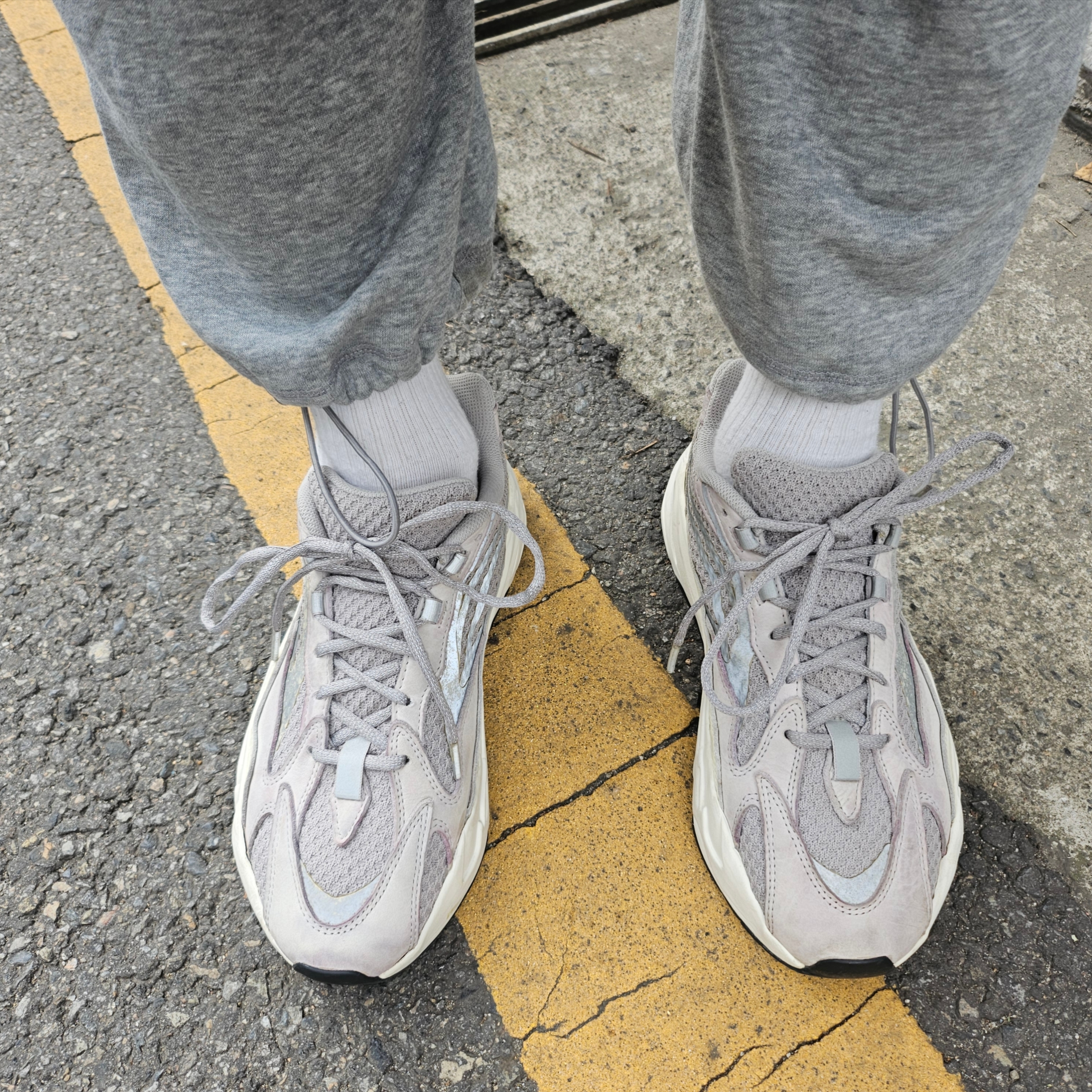 Adidas Yeezy Boost 700 V2 Static 2018 착용 스타일