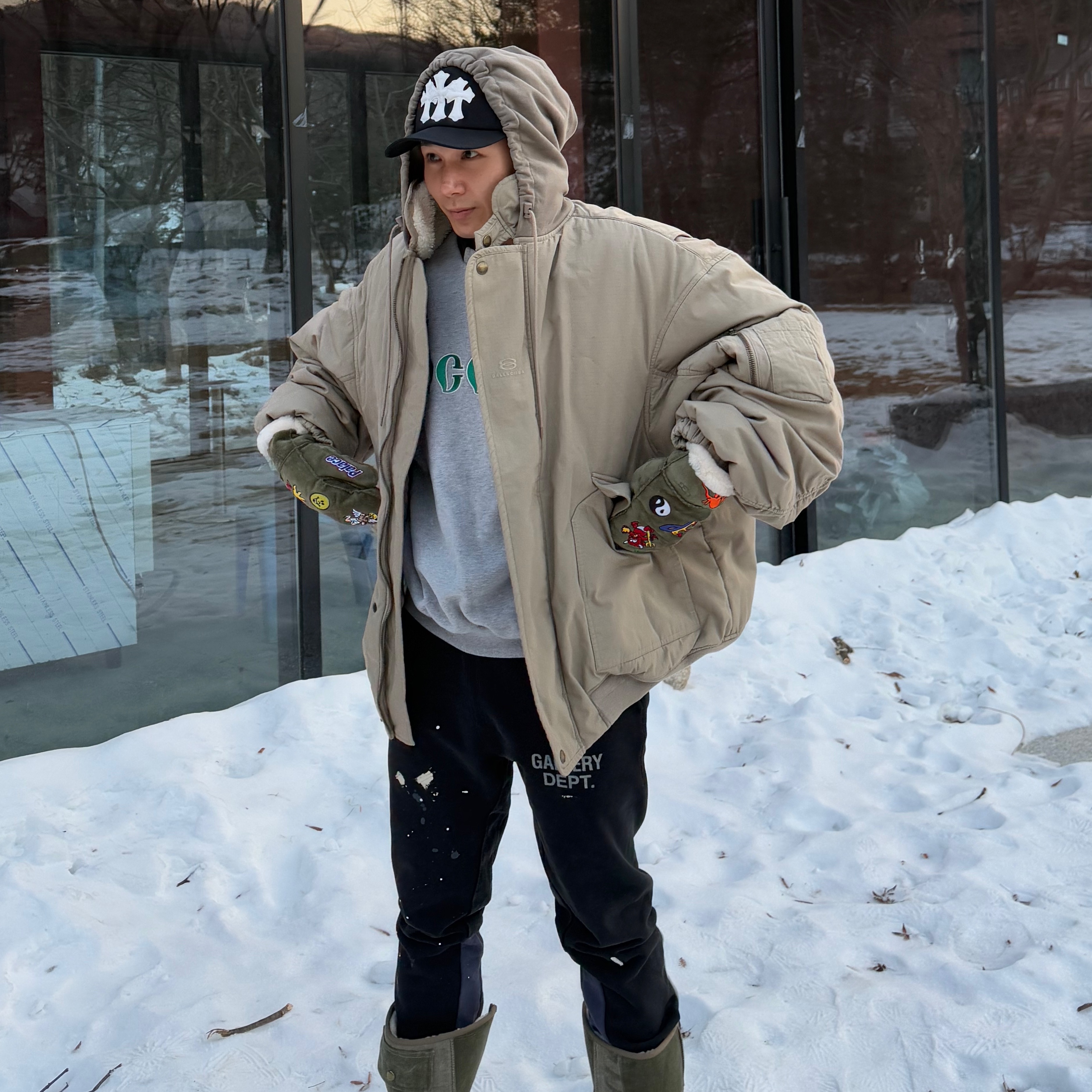 UGG x Palace Sheepskin Mitten Burnt Olive 착용 스타일 - 3