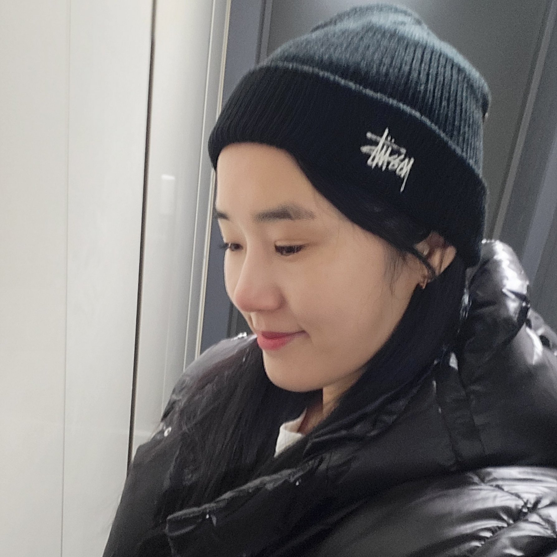 Stussy Basic Cuff Beanie Black 착용 스타일
