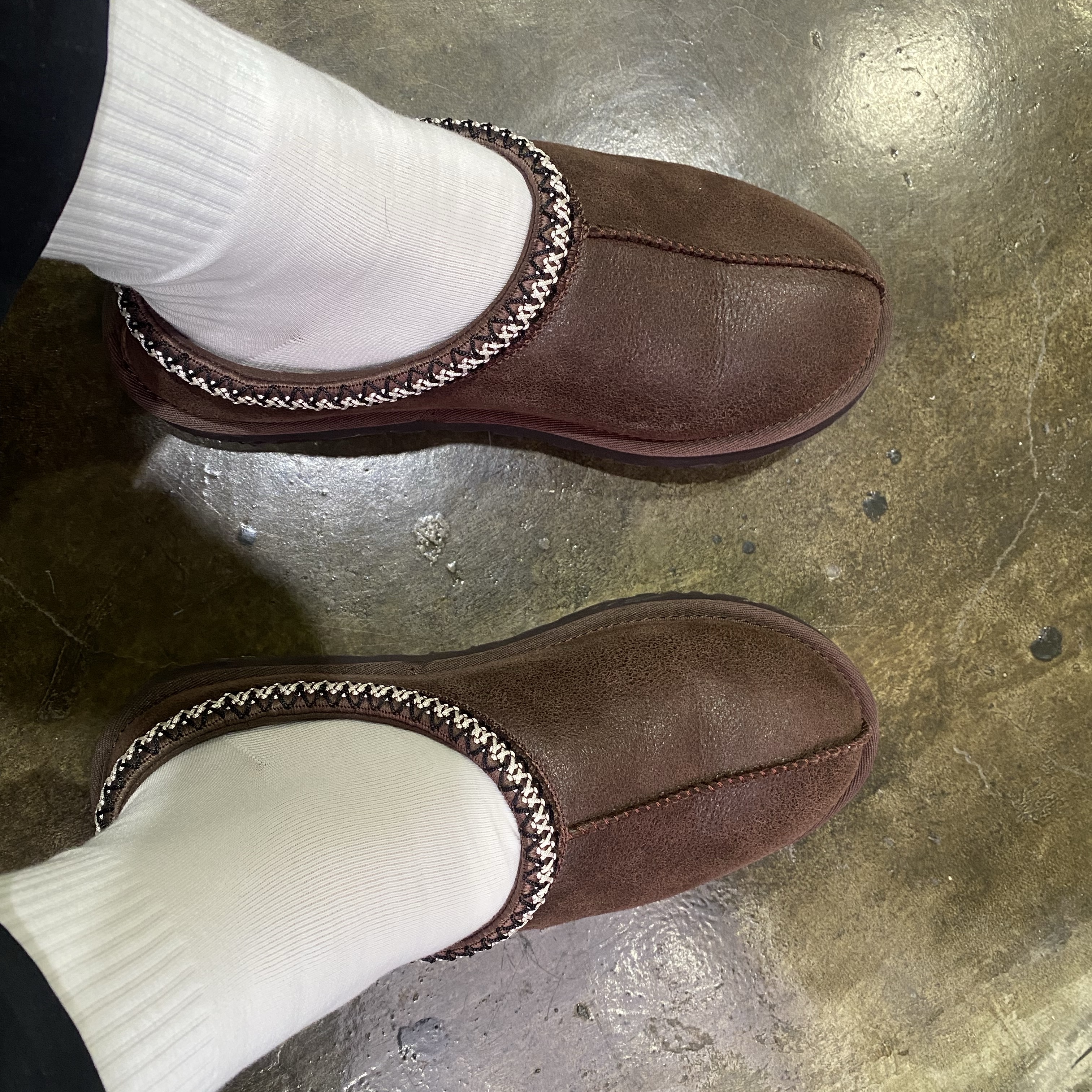 UGG Tasman Distressed Burnt Cedar 착용 스타일 - 1