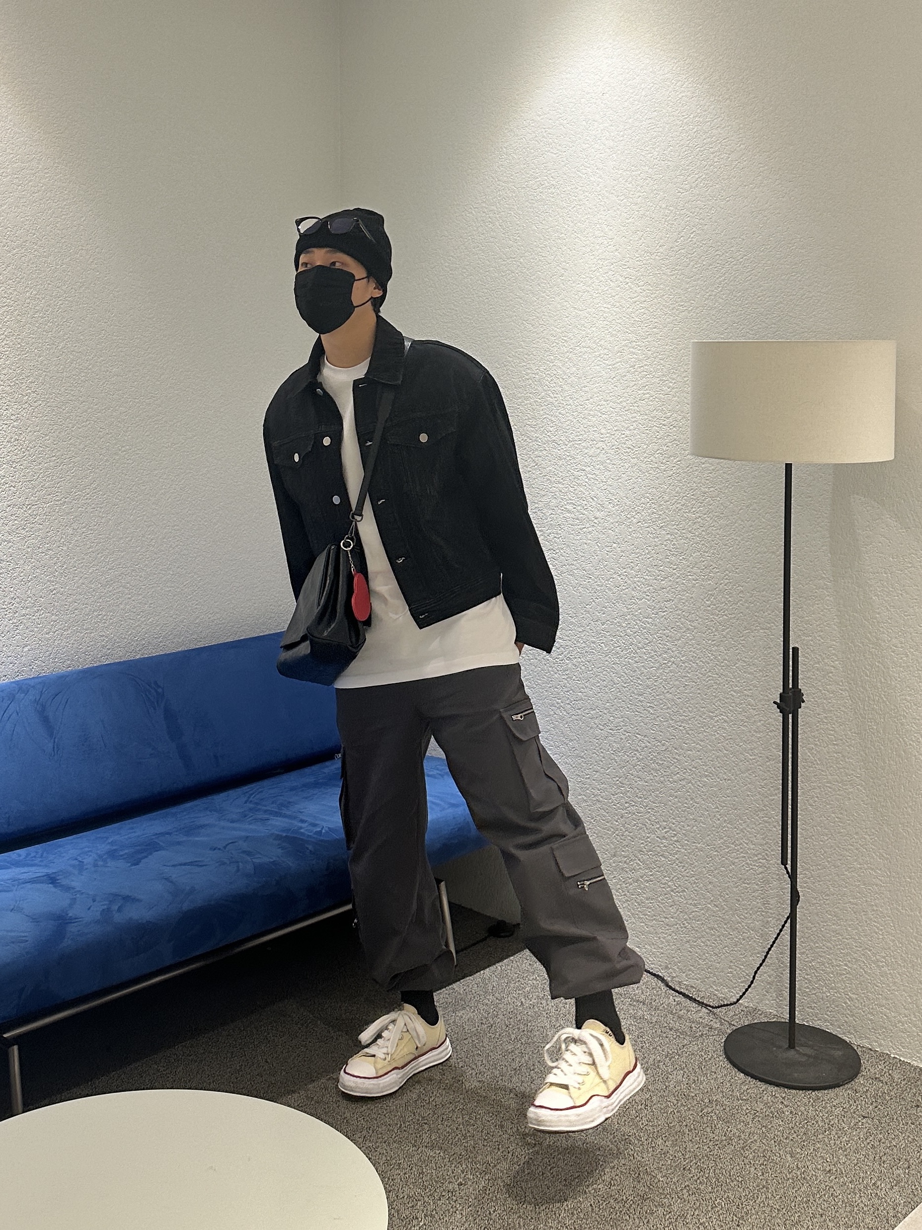 Maison Mihara Yasuhiro Peterson OG Sole Canvas Low-top Sneakers Natural, Permanent Archive High-Density Wide Cargo Pants Charcoal 착용 스타일