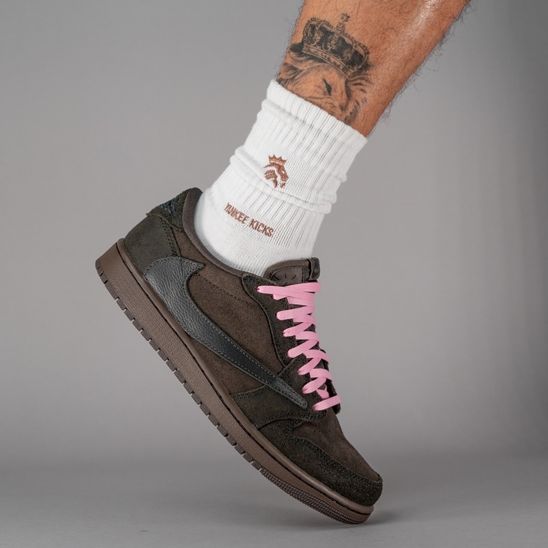 Jordan 1 x Travis Scott Retro Low OG SP Velvet Brown and Dark Mocha 착용 스타일 - 1