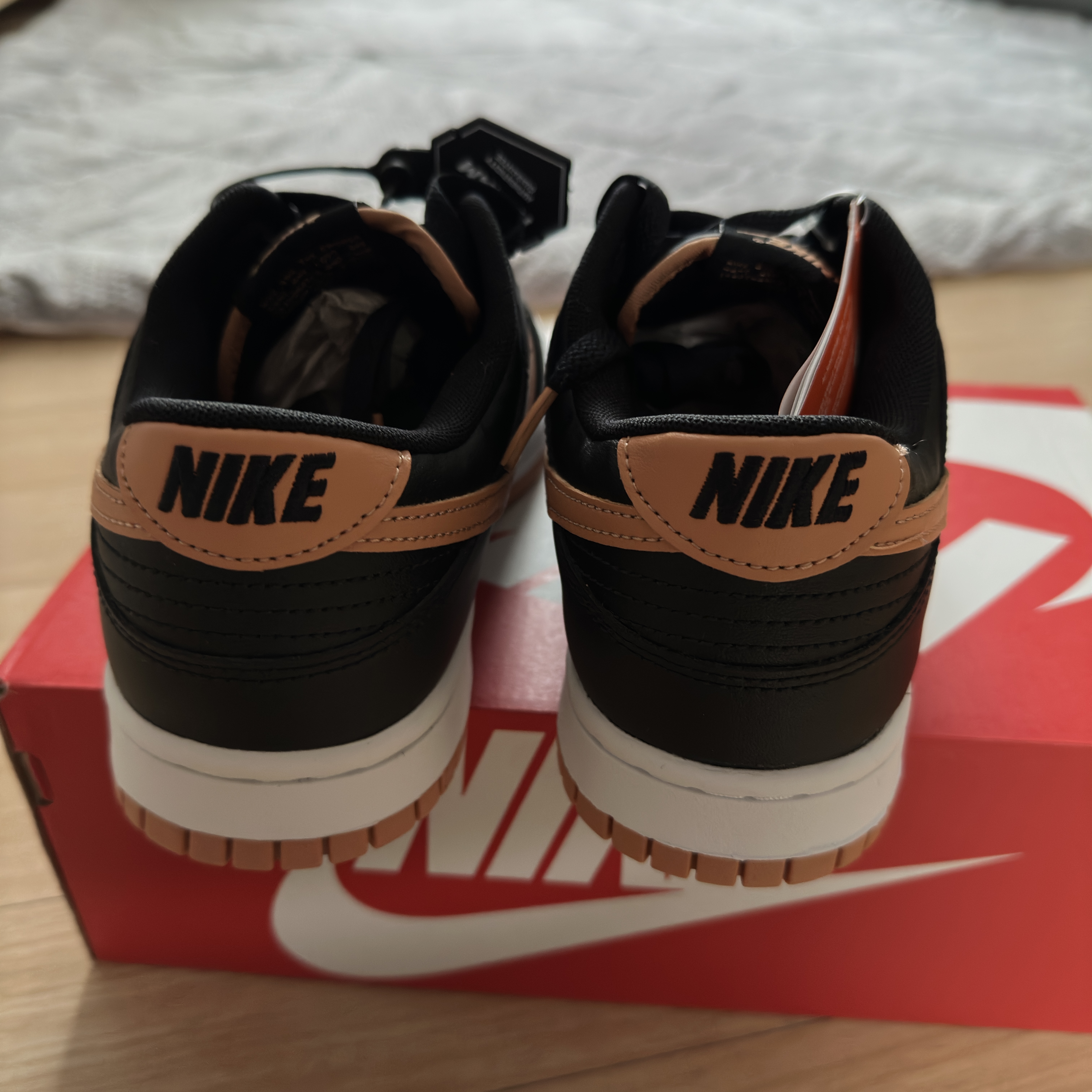 Nike Dunk Low Retro Black Amber Brown 착용 스타일 - 2
