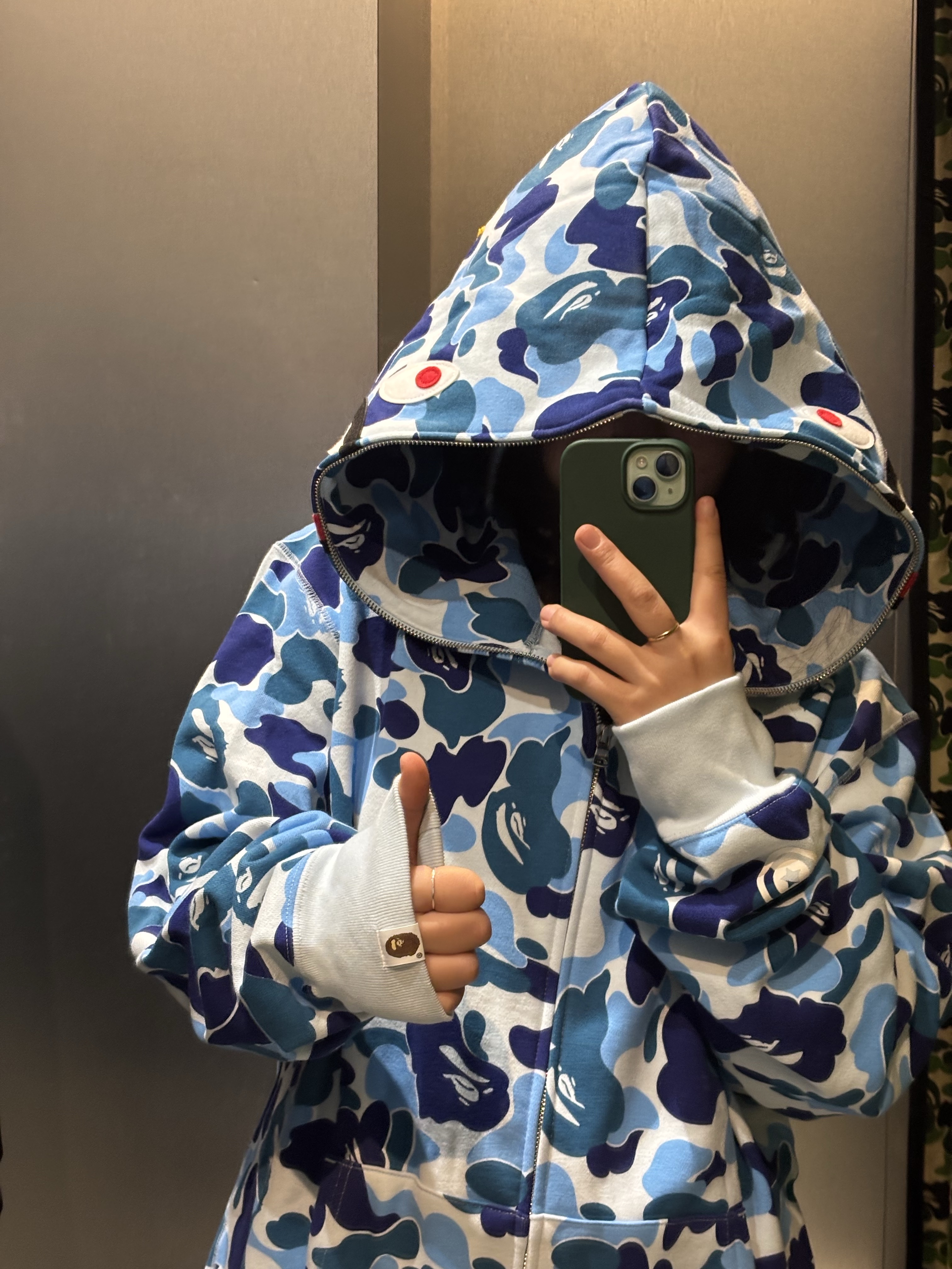 BAPE ABC Camo Shark Full Zip Hoodie Blue 착용 스타일 - 3