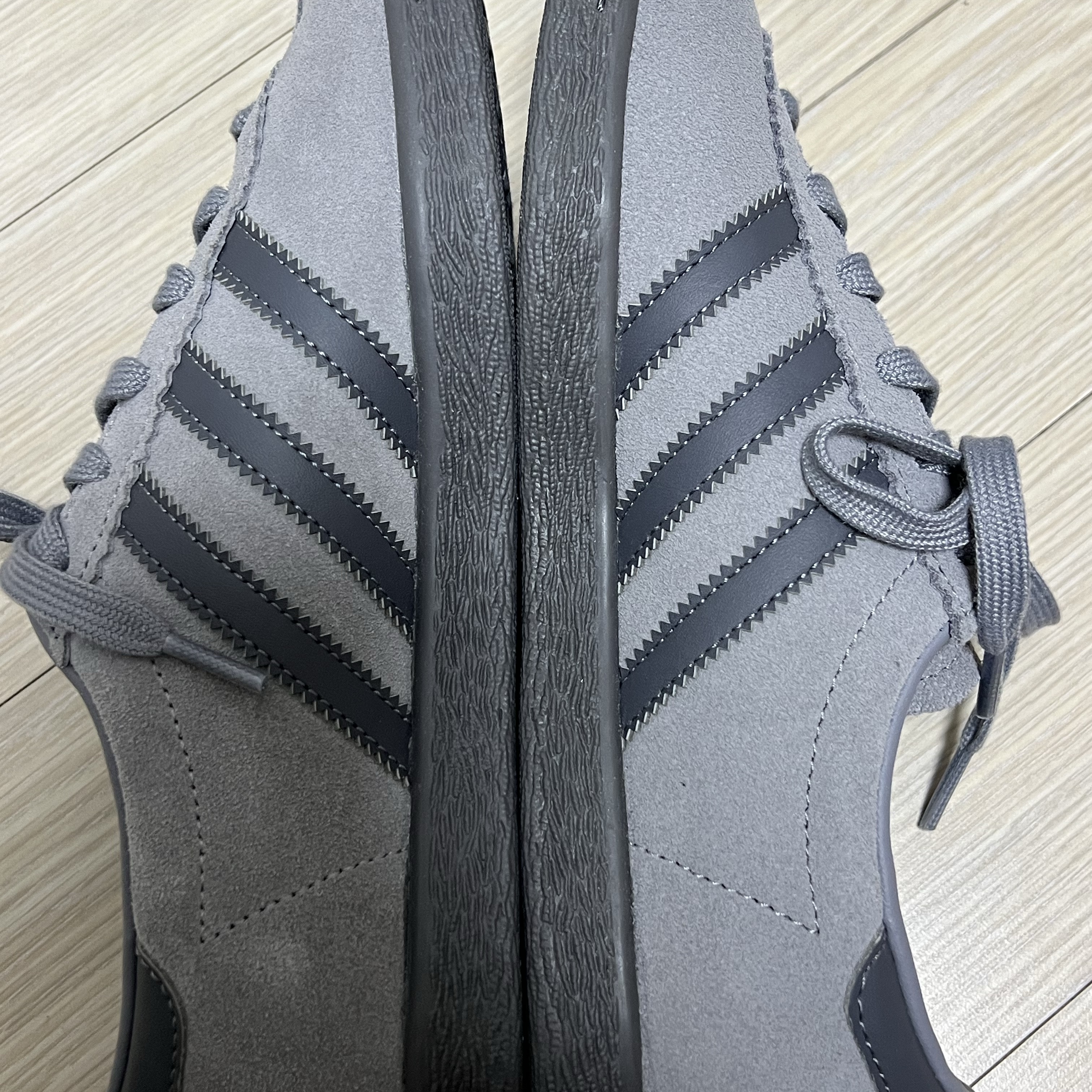 Adidas Stadt Grey Three Grey Five 착용 스타일 - 2