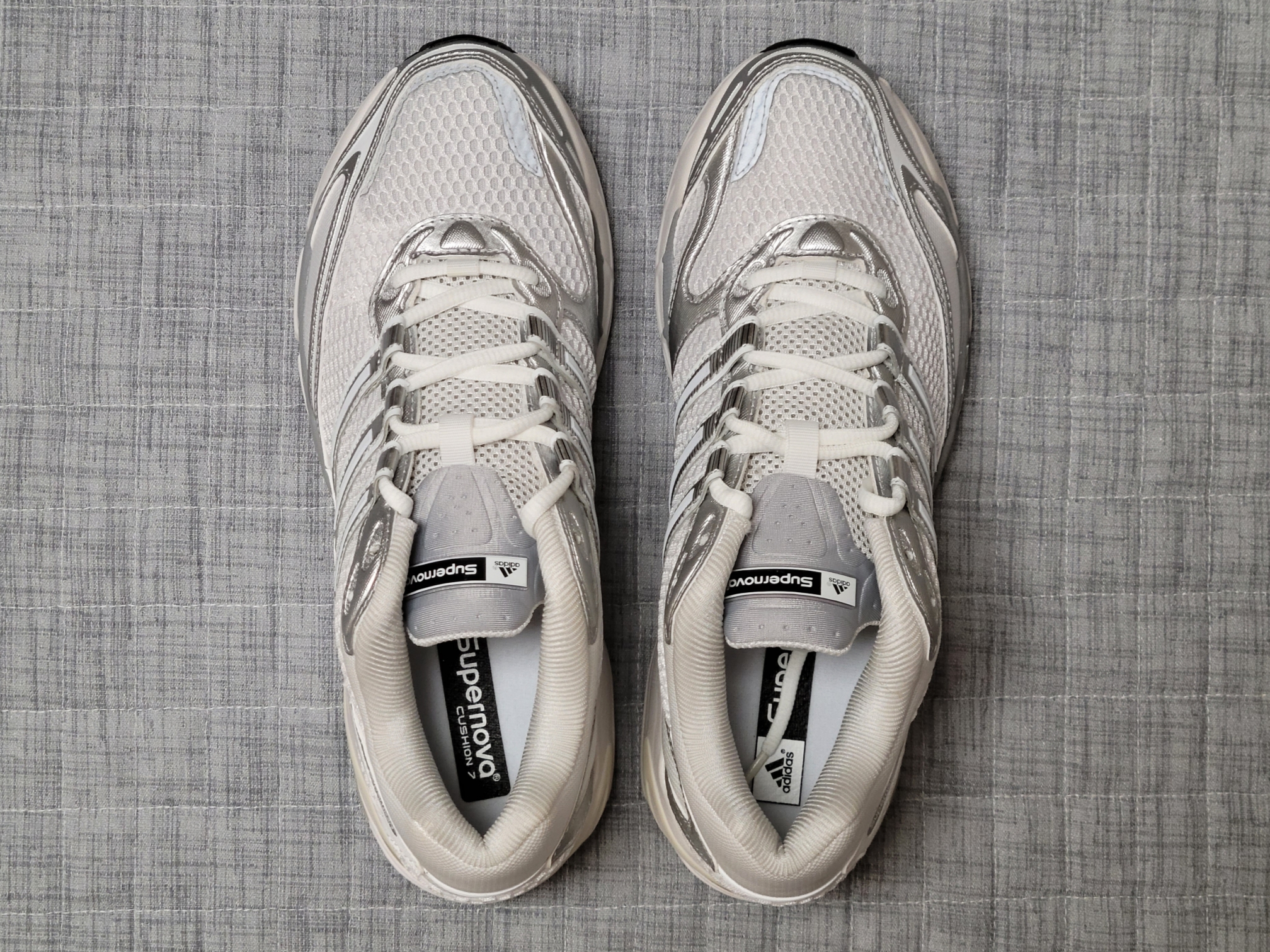 Adidas Supernova Cushion 7 Footwear White Silver Metallic 착용 스타일 - 4