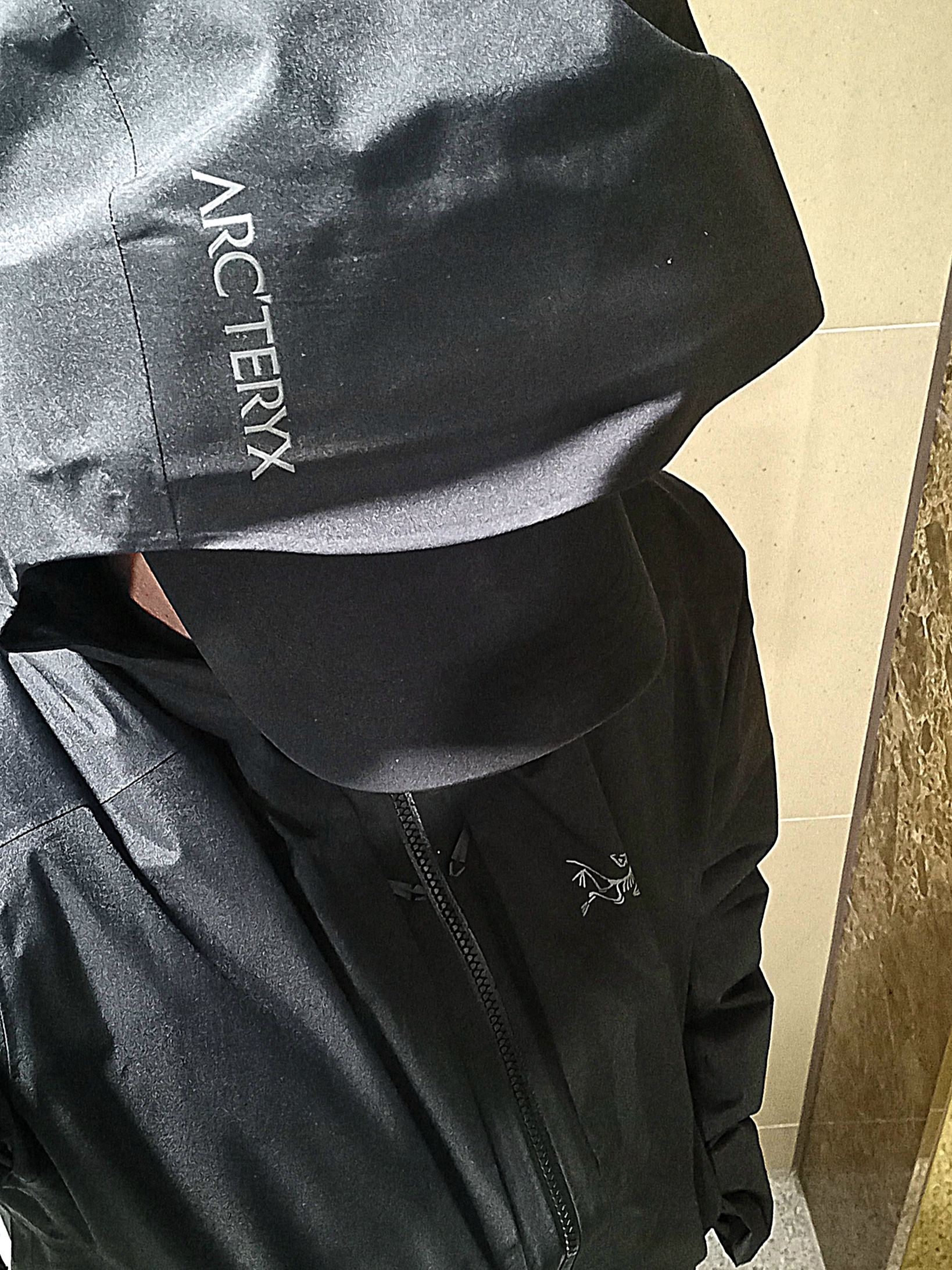 UGG Neuman Chestnut, Arc'teryx Ralle Down Parka Black 착용 스타일 - 4