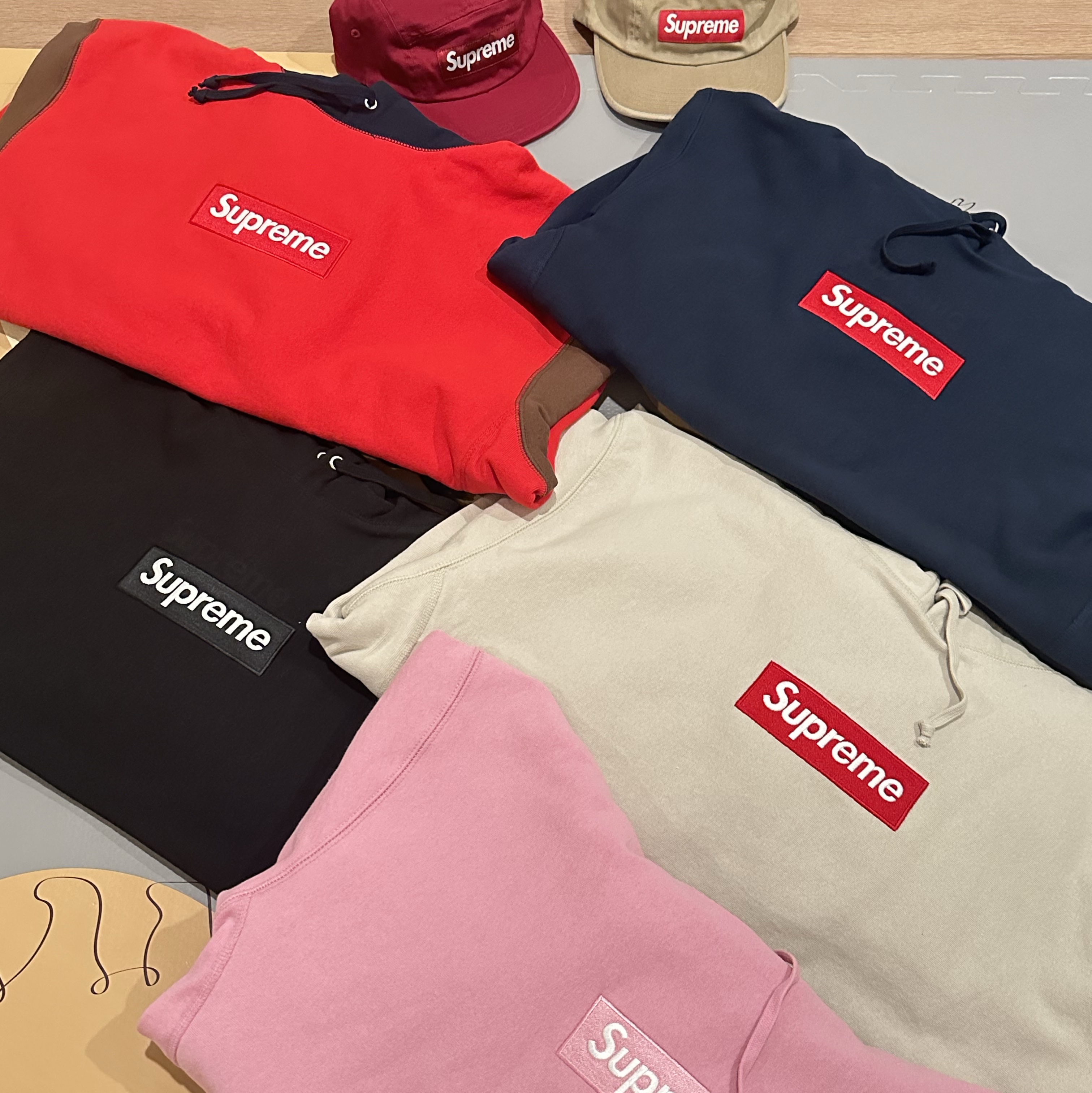 Supreme Box Logo Hooded Sweatshirt Navy - 24FW, Supreme Box Logo Hooded Sweatshirt Black - 24FW 착용 스타일 - 1