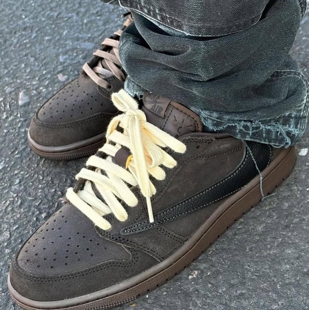 Jordan 1 x Travis Scott Retro Low OG SP Velvet Brown and Dark Mocha 착용 스타일 - 3