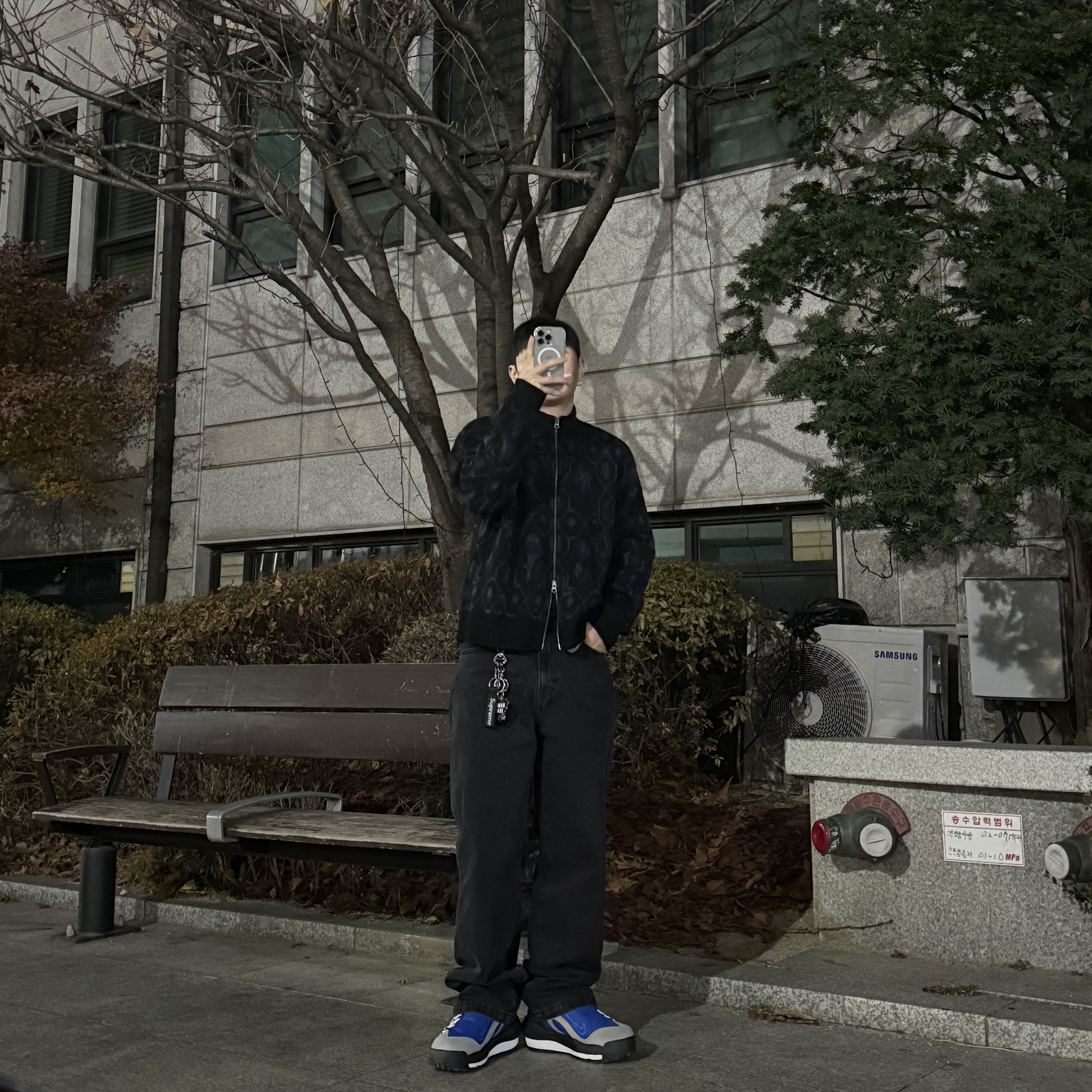 Nike x Sacai Magmascape SP Varsity Royal, Carhartt WIP Smith Denim Single Knee Pants Black Stone Washed 착용 스타일