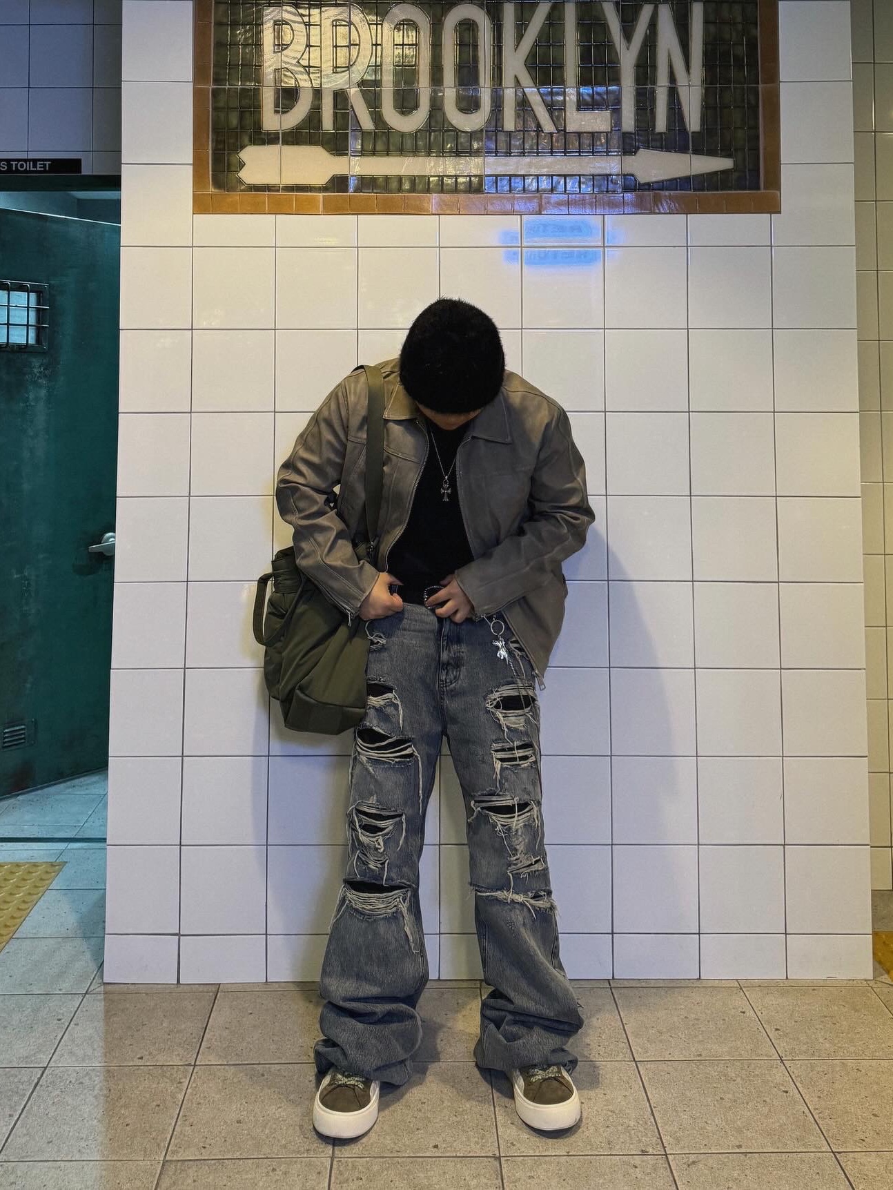 OMO Distressed Flared Jean Blue, Dior B33 Sneakers Khaki Cream Dior Oblique Jacquard 착용 스타일