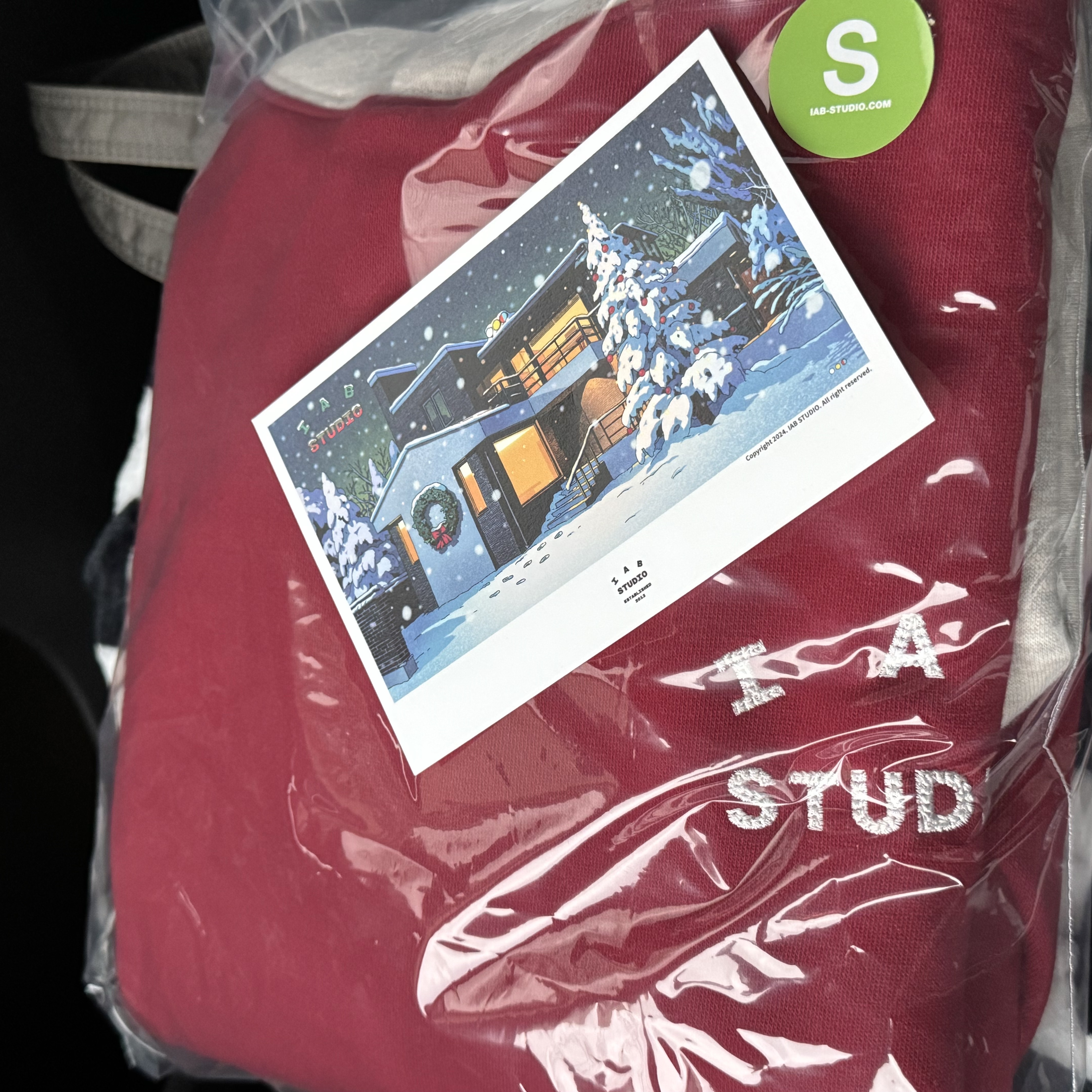 IAB Studio 24 Christmas Hoodie Burgundy Oatmeal 착용 스타일