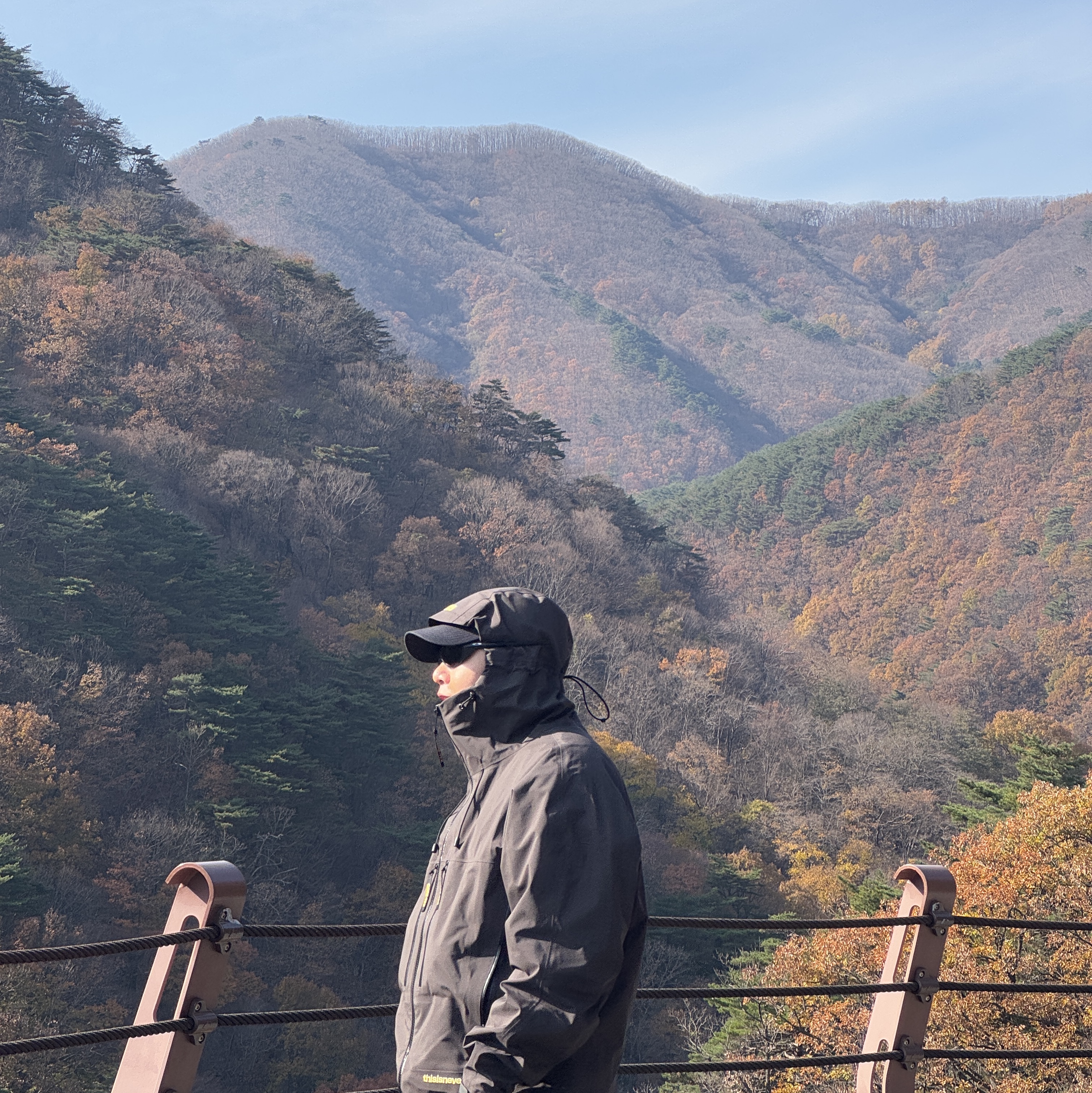 Thisisneverthat Gore-Tex 3L Jacket Black, Oakley Eye Jacket Redux Matte Black Frame Prizm Grey Lenses High Bridge Fit 착용 스타일