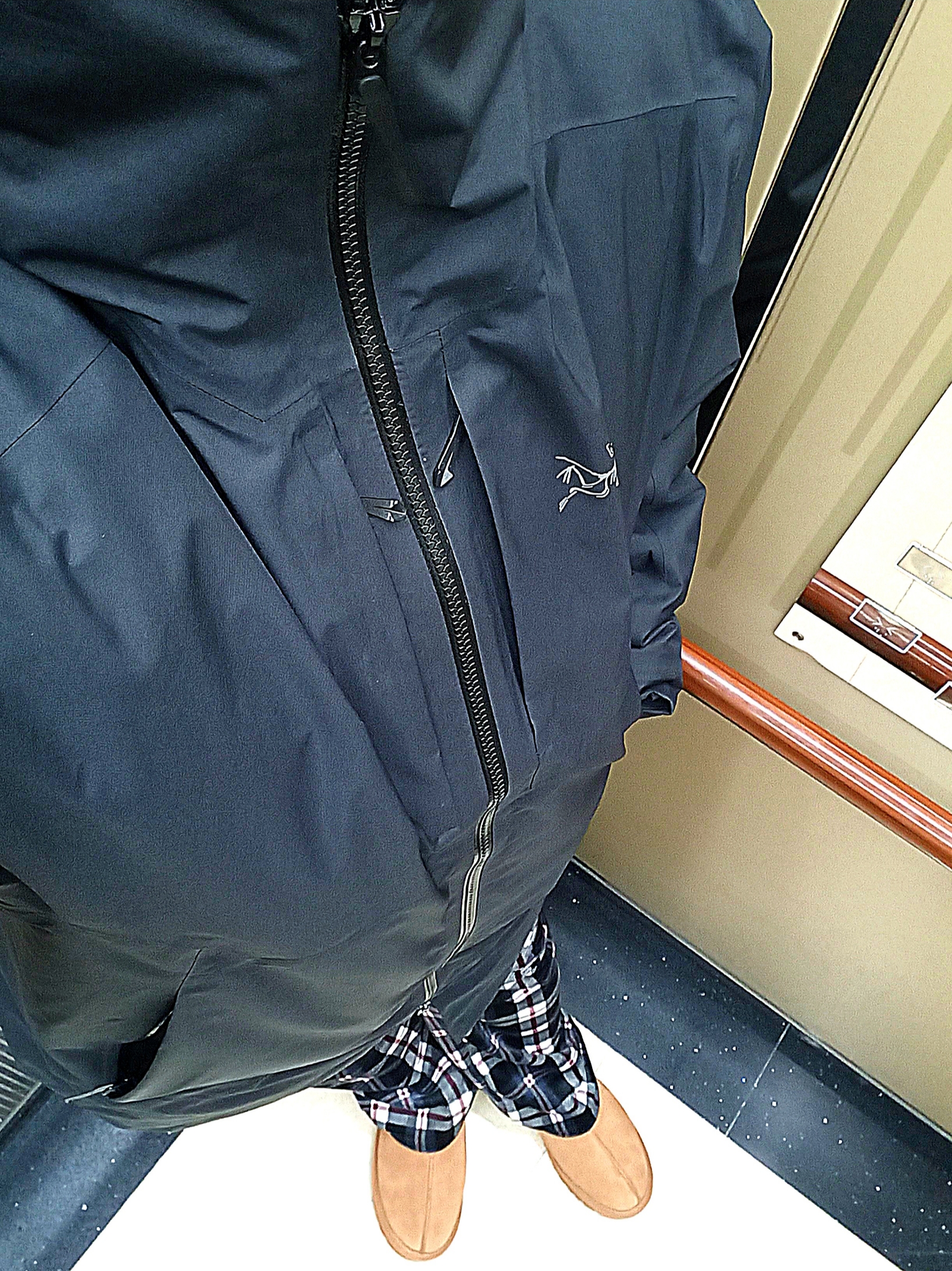 UGG Neuman Chestnut, Arc'teryx Ralle Down Parka Black 착용 스타일 - 1