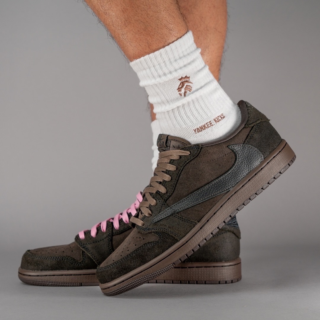 Jordan 1 x Travis Scott Retro Low OG SP Velvet Brown and Dark Mocha 착용 스타일 - 3