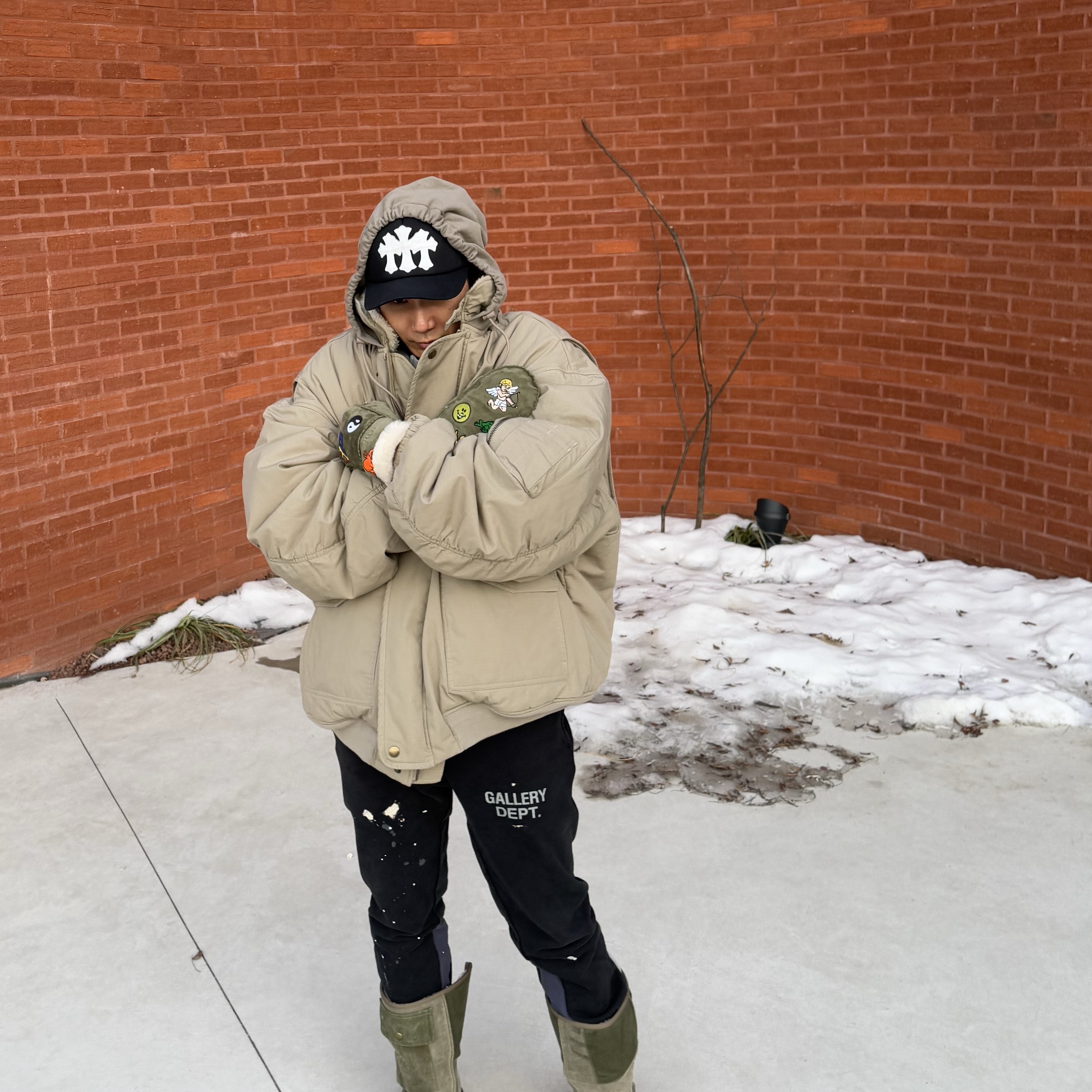UGG x Palace Sheepskin Mitten Burnt Olive 착용 스타일 - 1