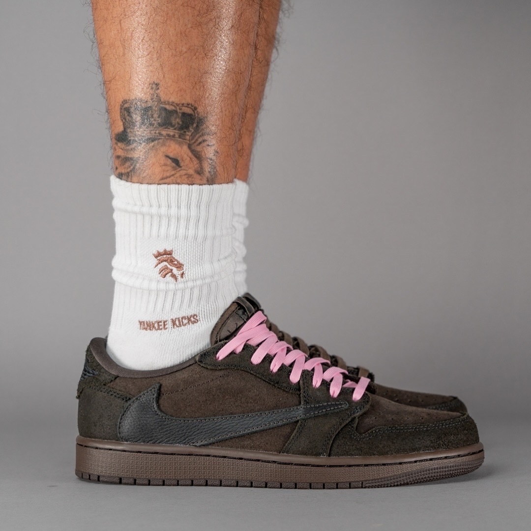 Jordan 1 x Travis Scott Retro Low OG SP Velvet Brown and Dark Mocha 착용 스타일 - 4