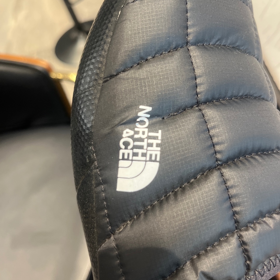 (W) The North Face Thermoball Traction Mule V Black 착용 스타일