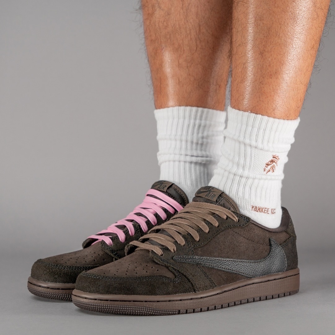 Jordan 1 x Travis Scott Retro Low OG SP Velvet Brown and Dark Mocha 착용 스타일 - 5